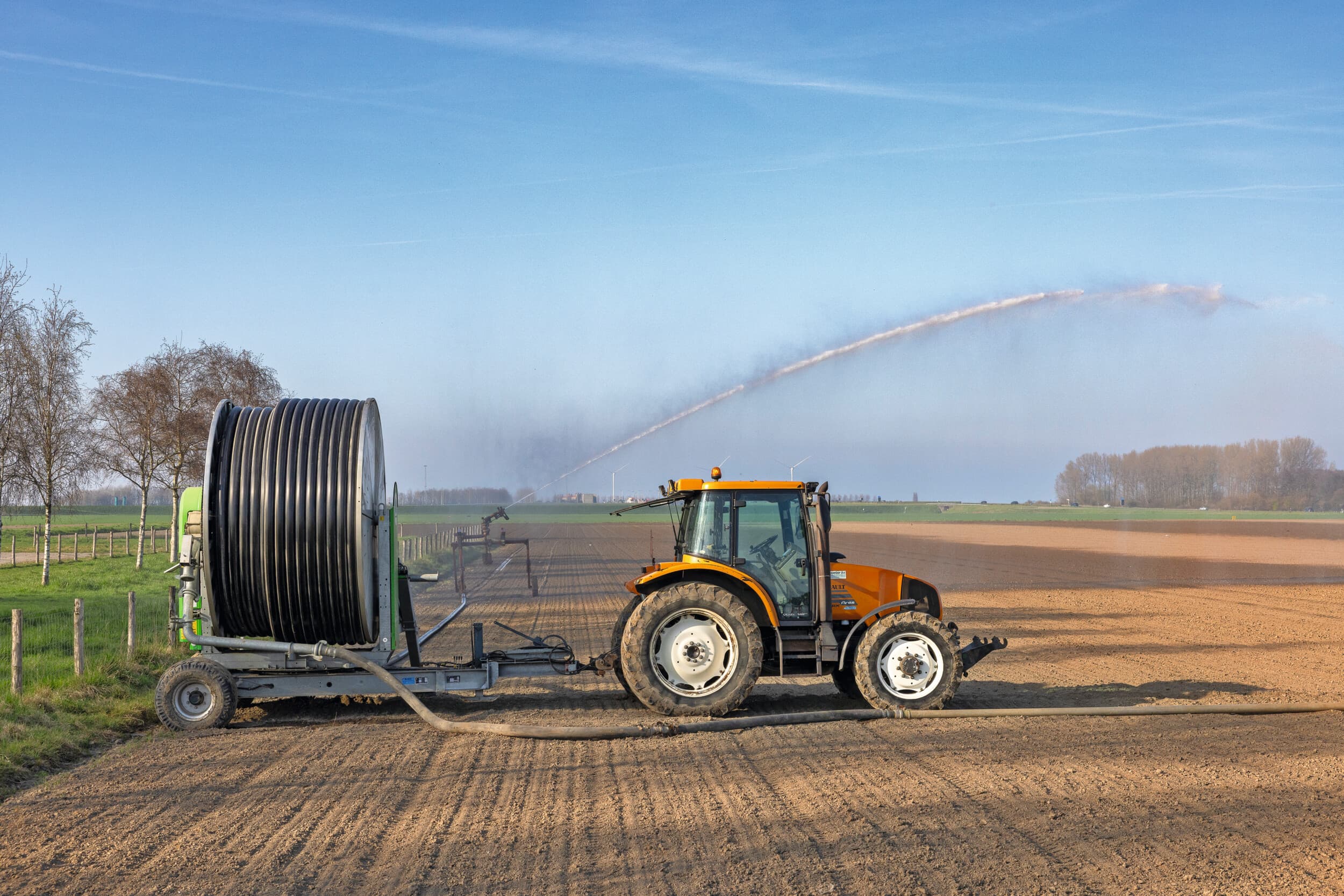 Ondanks de toenemende droogte gelden nog geen of nauwelijks beregeningsverboden, al wordt wel opgeroepen terughoudend te zijn met wateronttrekking. Foto: Peter Roek