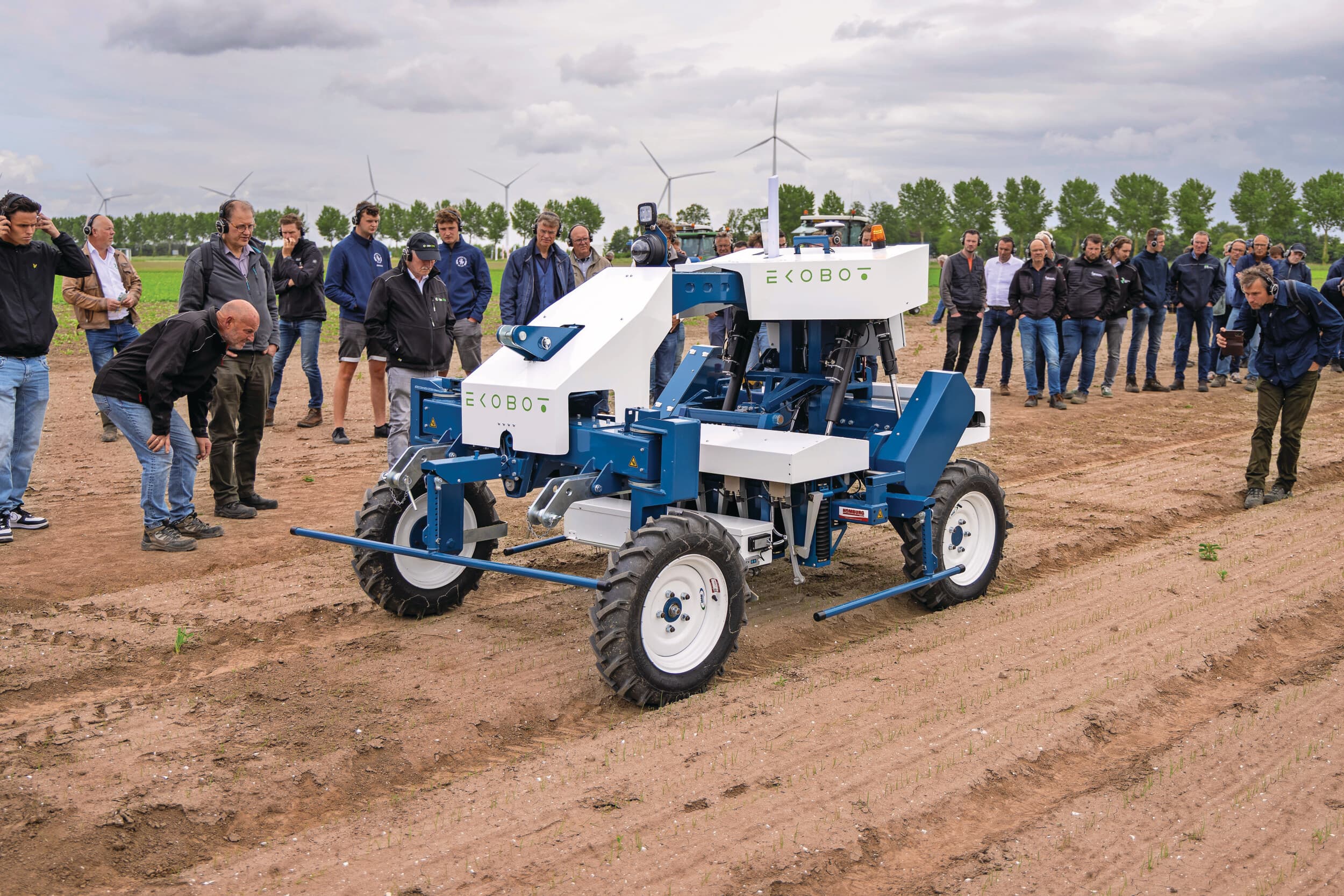 Op de Akkerbouwdag in 2025 in Lelystad (Fl.) hadden veel boeren belangstelling voor wiedrobots en andere machines om onkruiden te bestrijden. Wie de robots en machines in actie wil zien, kan naar de Akkerbouwdag op 28 mei 2026 in Lelystad. Foto's: Koos Groenewold