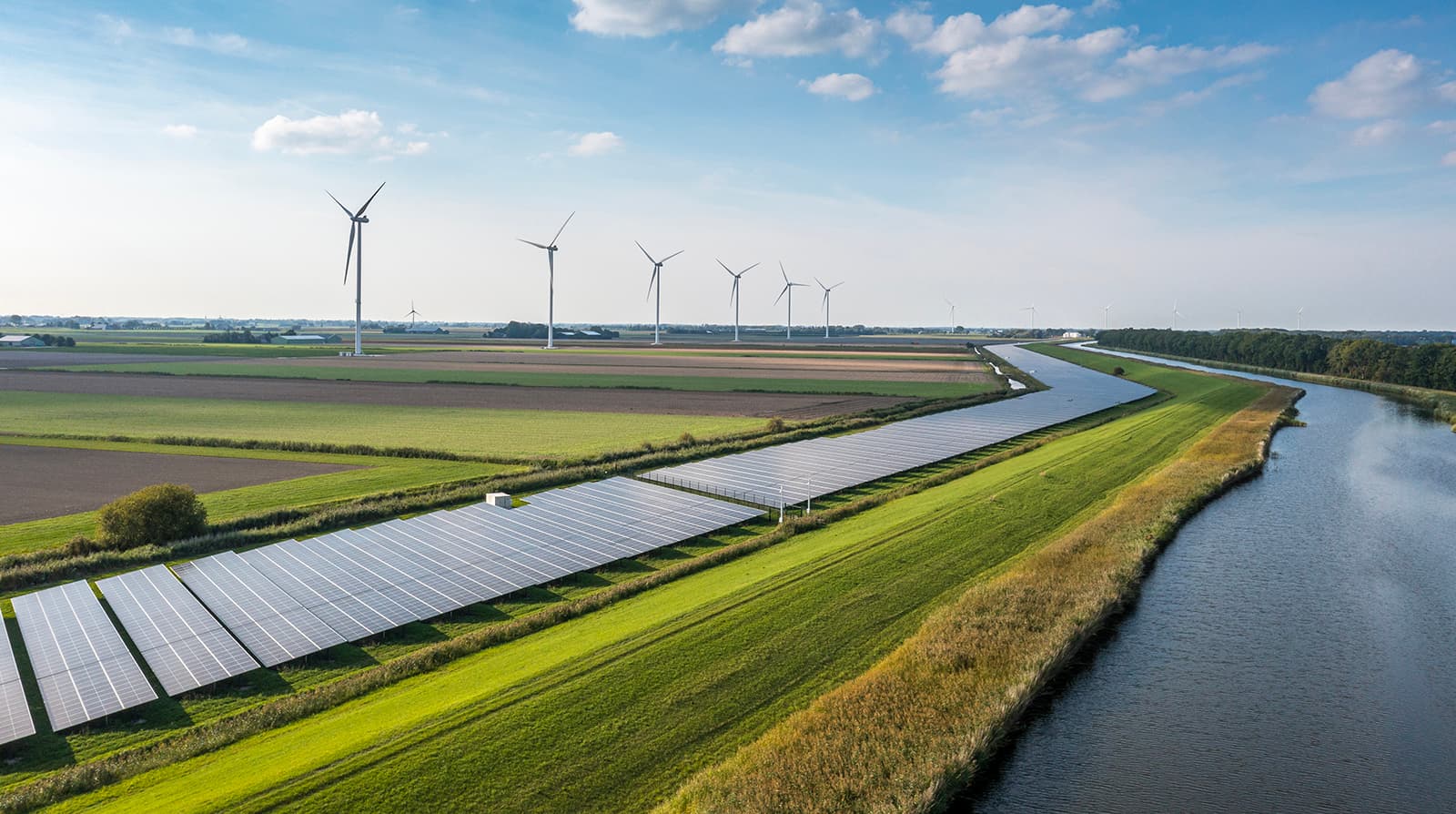 Zonnepanelen en windmolens in de Groetpolder. Foto: Groetpolder Windmolens BV