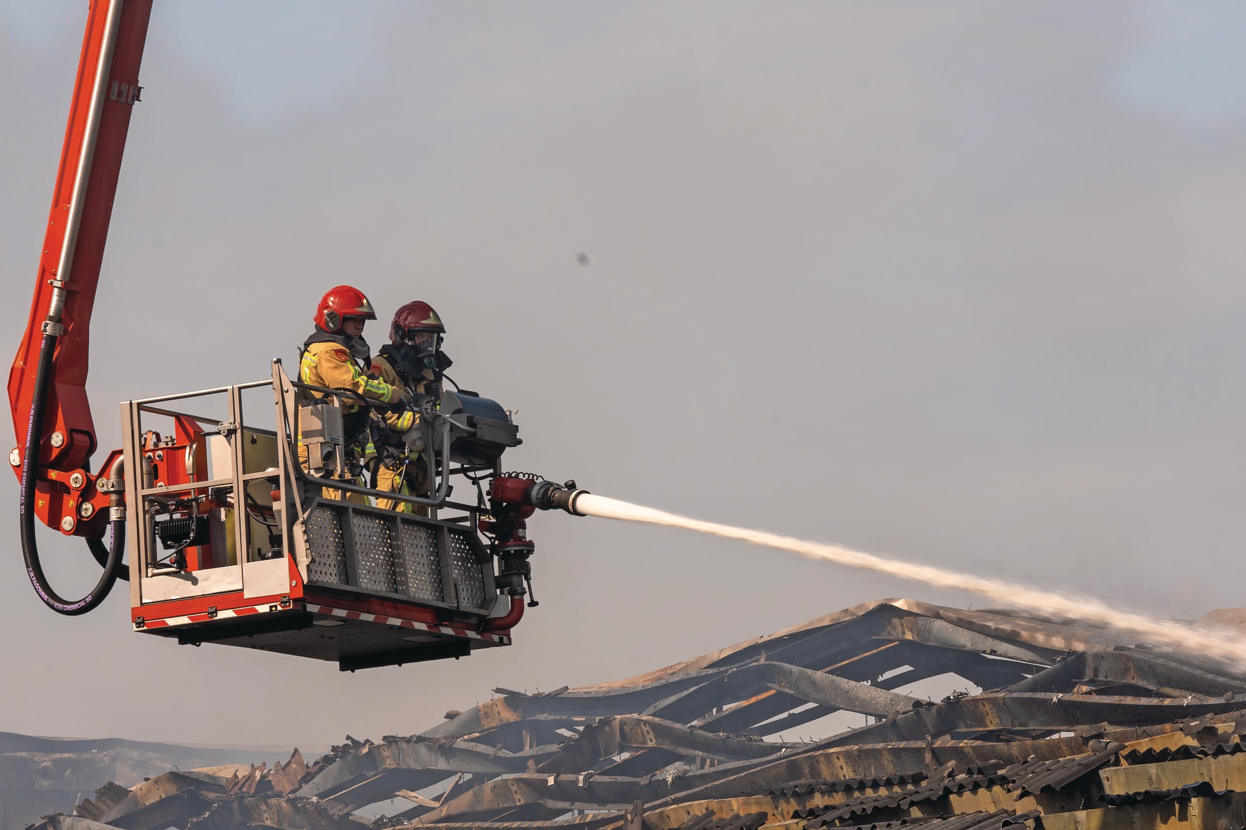 Inzet brandweer bij een stalbrand. Branden hebben grote impact en zorgen telkens voor maatschappelijke discussie. Het aantal branden daalt nauwelijks, al neemt het aandeel zonder dierlijke slachtoffers de laatste jaren toe. Foto: Bert Jansen