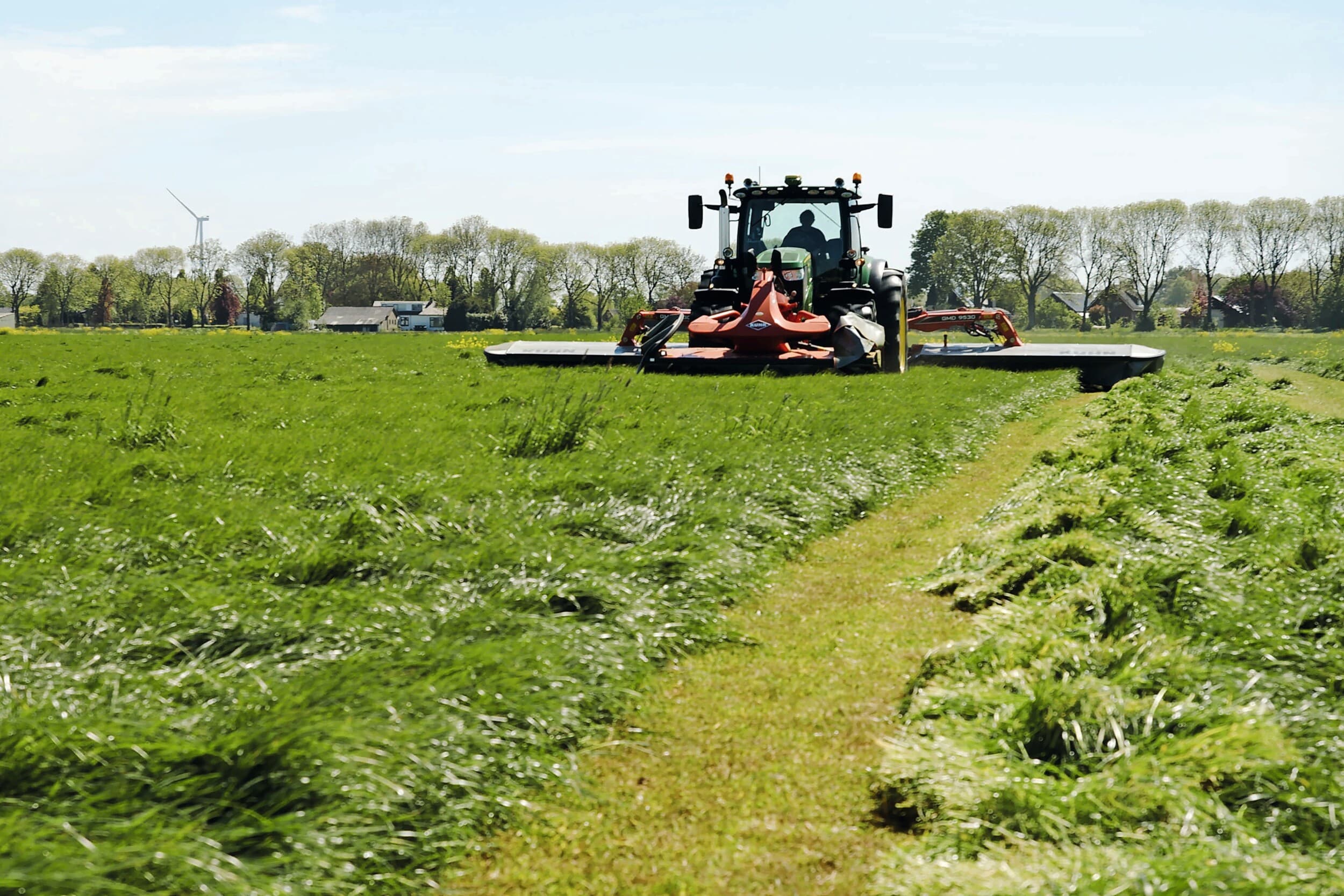 eerste snede gras loonwerkers