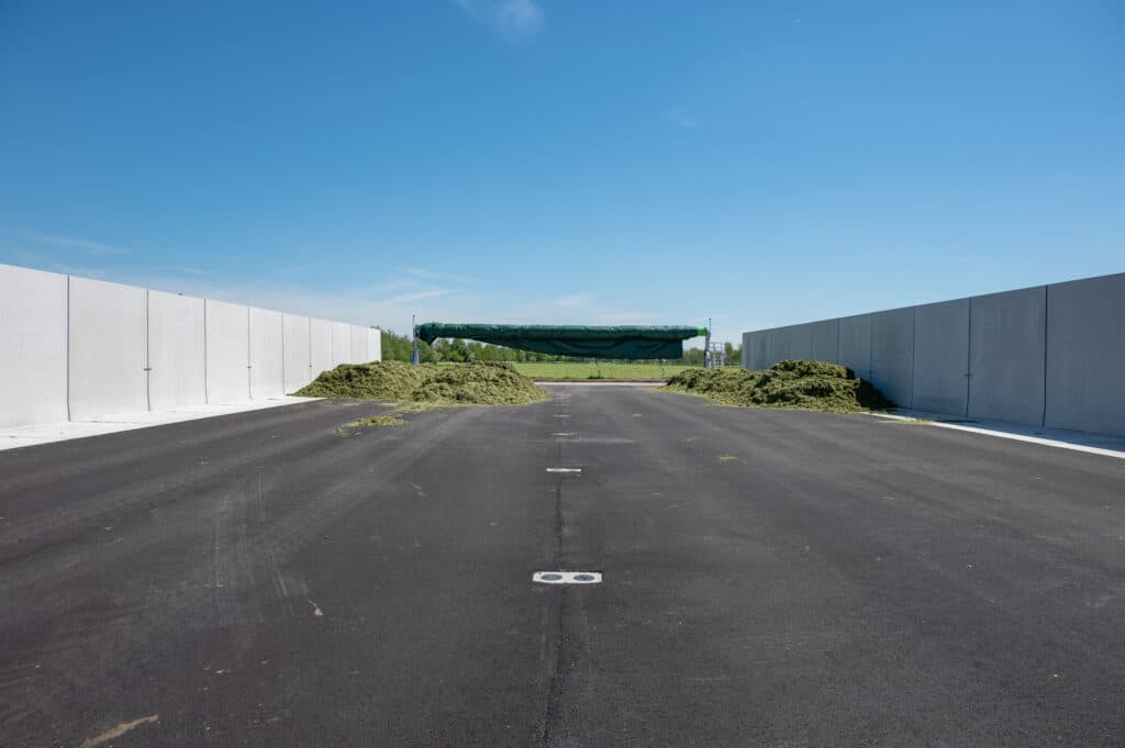 Silowanden van 316 cm hoog (netto 300 cm) van Zwaagstra Beton, met automatisch afdeksysteem voor optimaal gebruiksgemak.