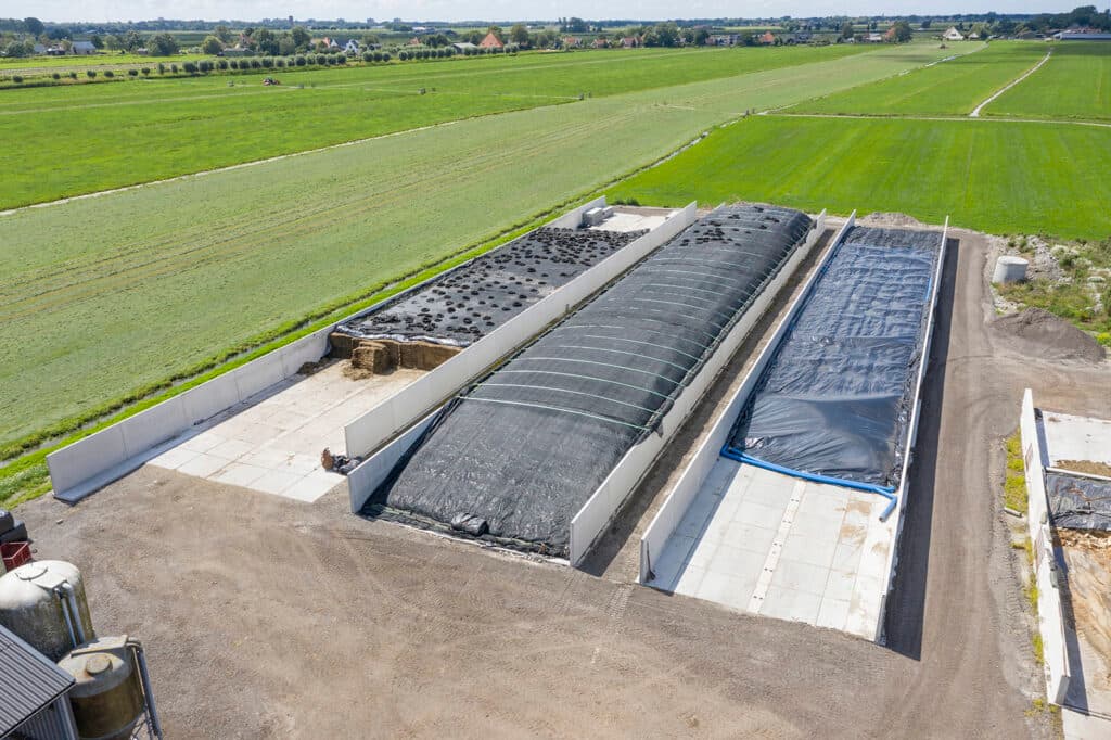 Voorbeeld van sleufsilo’s waar je doorheen kunt rijden, met voldoende ruimte eromheen. Inkuilen wordt zo een fluitje van een cent!