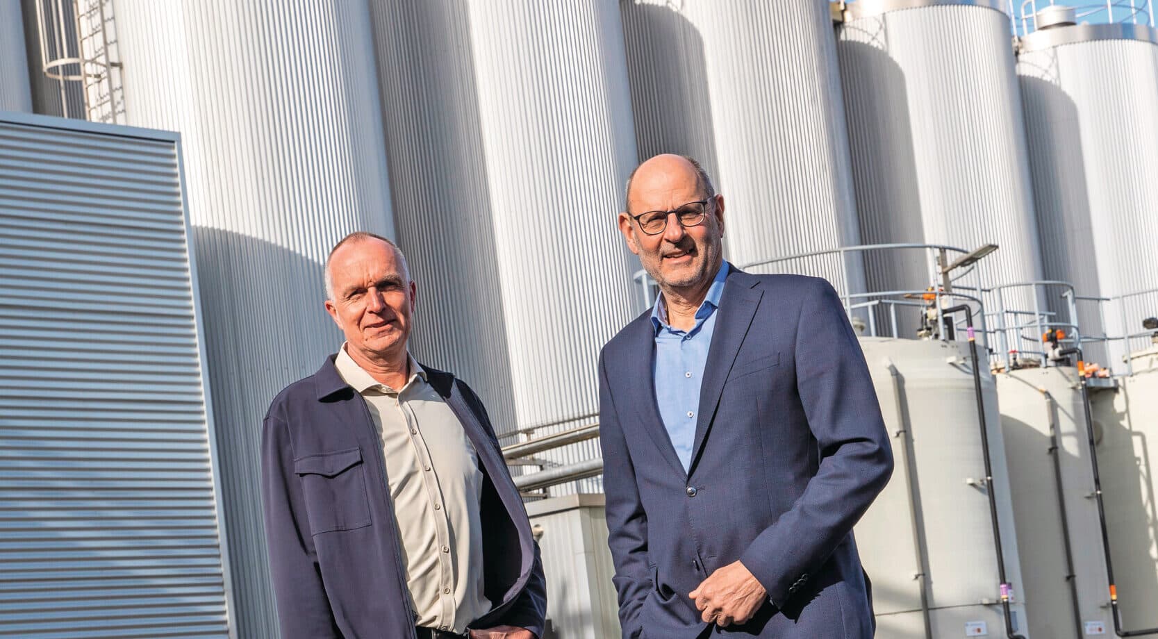 Koen Veldman (manager veehouderijzaken, links) en Klaas de Jong (COO) van Royal A-ware. Het bedrijf wil tientallen miljoenen extra liters biologische melk verwerken. Daarom zoekt het tientallen melkveehouders die willen omschakelen of overstappen. “We hebben eerder bewezen dat we door onze marktgedreven aanpak een categorie kunnen laten groeien.” Foto’s: Anne van der Woude