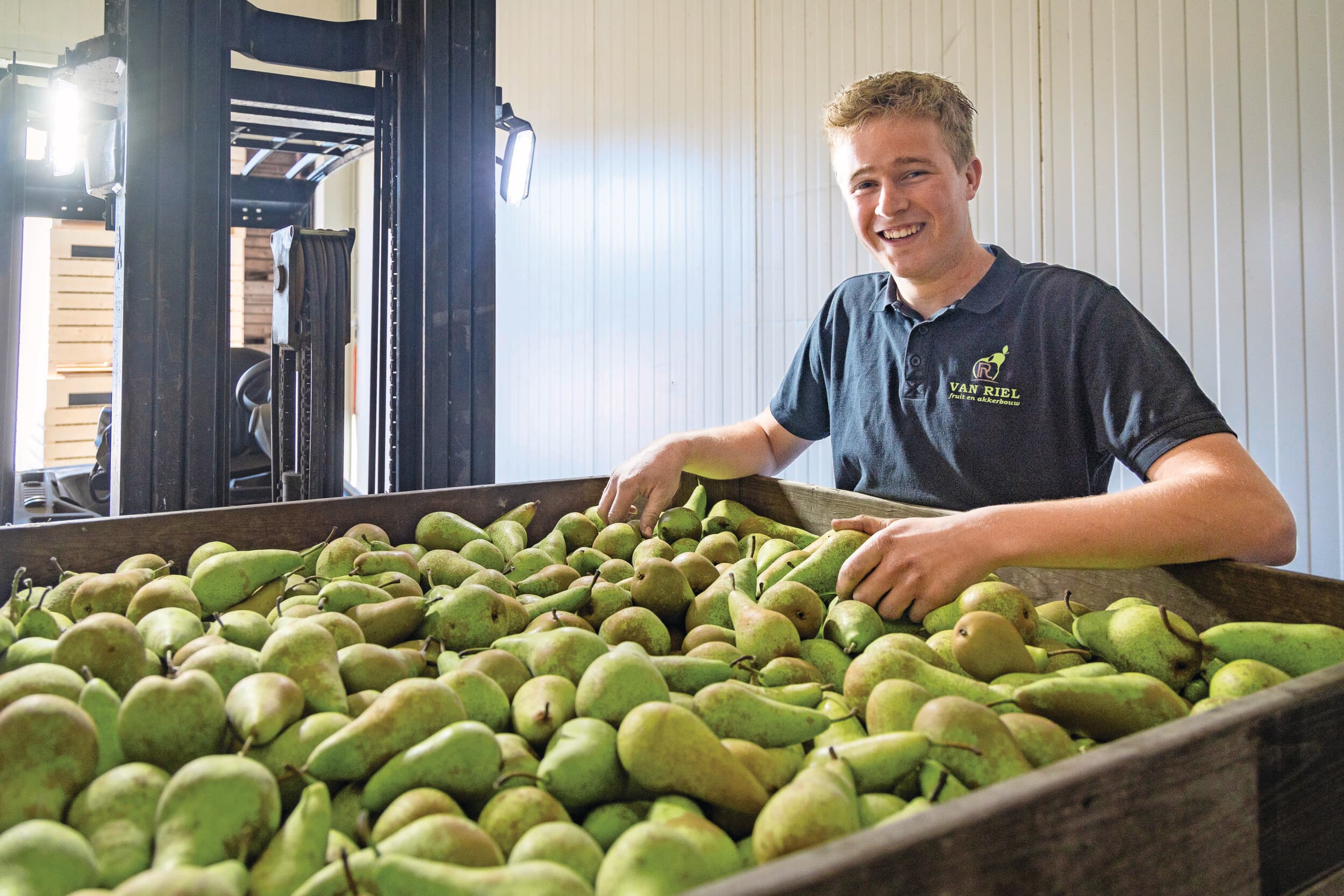 Jelte van Riel (19) woont in Biddinghuizen (Fl.). Sinds 2 jaar zit hij in de maatschap bij zijn ouders en broer. Ze hebben 120 hectare, waarvan 35 hectare fruit. Over de teelt van fruit leert hij op school helaas weinig. Wel steekt hij daar veel op over ondernemerschap. ‘Dat kan ik thuis ook gebruiken.’ Foto’s: Koos Groenewold