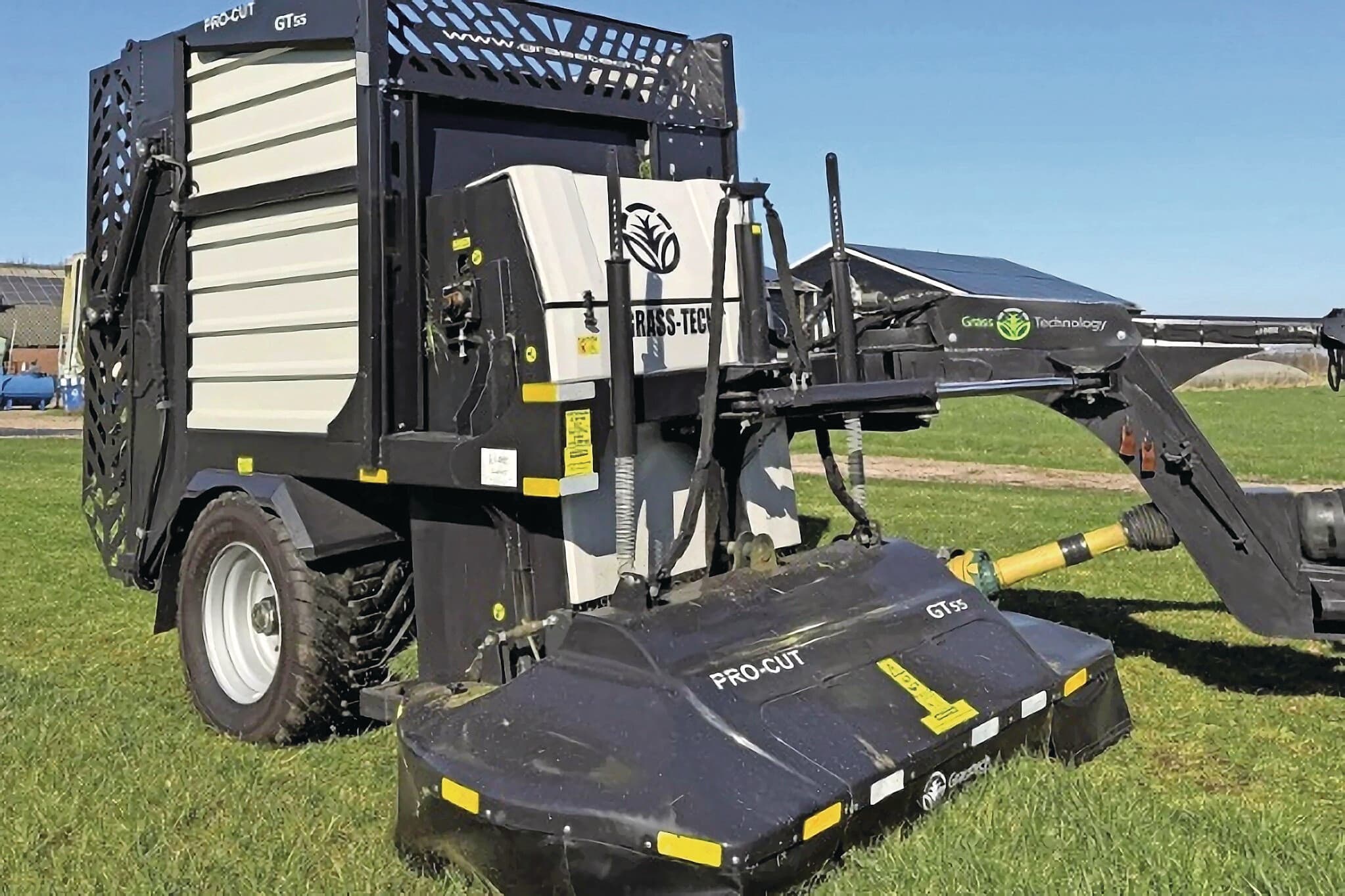Met een 2,2 meter brede trommelmaaier en laadbak is de GT55 Mini Grazer van het Ierse Grass Technology een compacte oplossing voor kleinschalig graslandbeheer. Foto's: Grass Technology