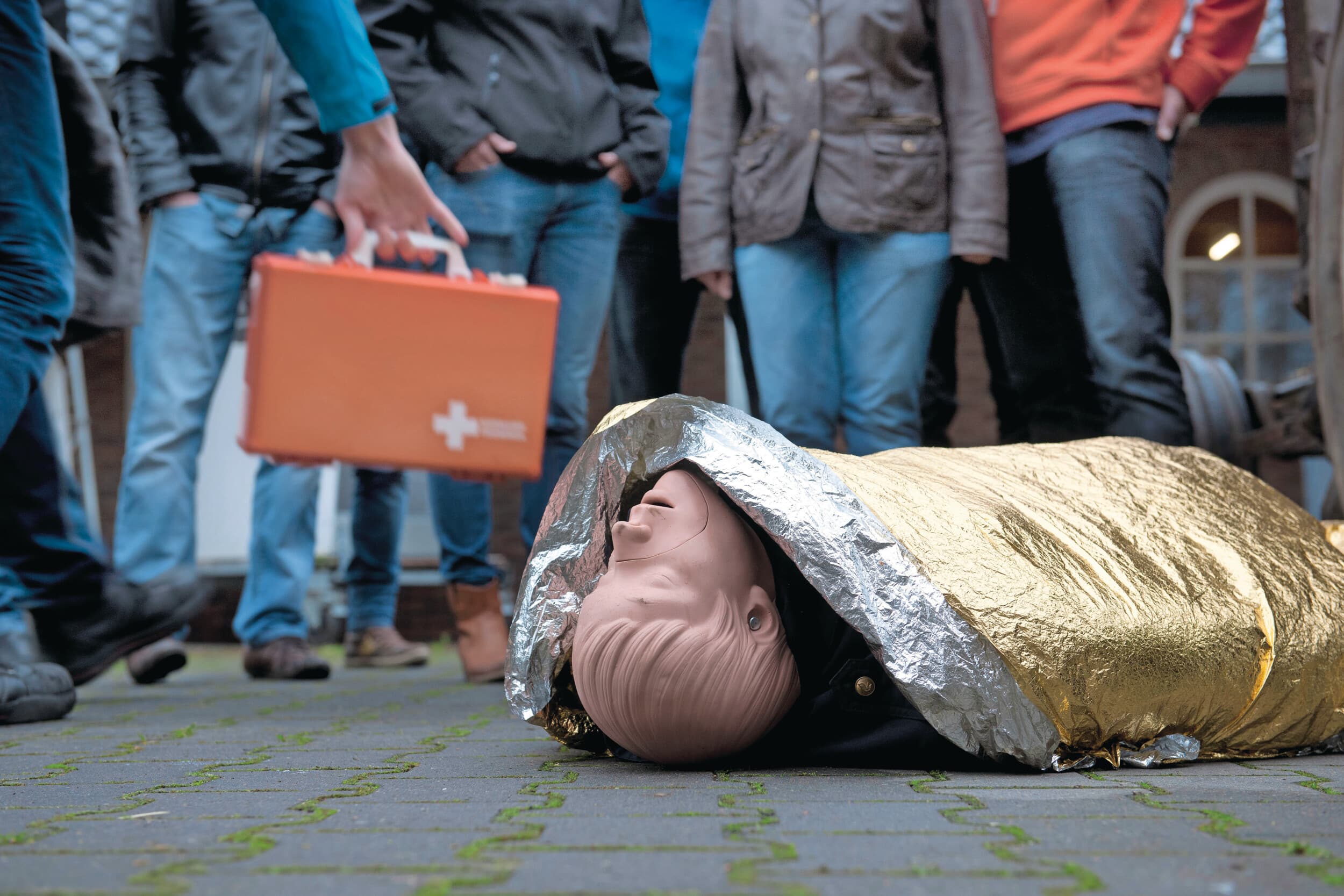 Cursus bedrijfshulpverlening. Dit jaar zijn enkele richtlijnen aangepast bij eerstehulpverlening in geval van ongevallen. Foto: Mark Pasveer