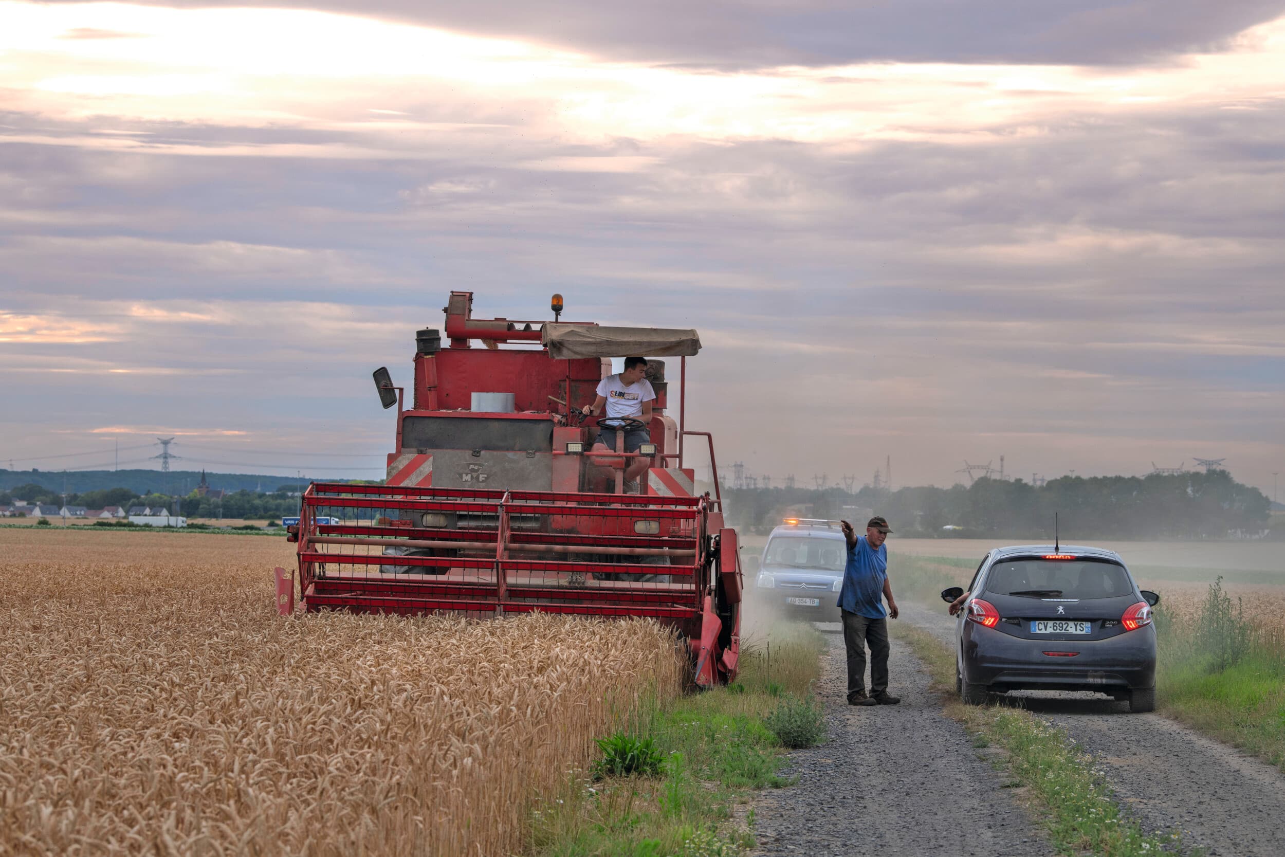 Graanoogst op het Franse platteland. De grondprijs van gemiddeld €6.400 per hectare is in Frankrijk vele malen lager dan in Nederland. Foto: Mark Pasveer
