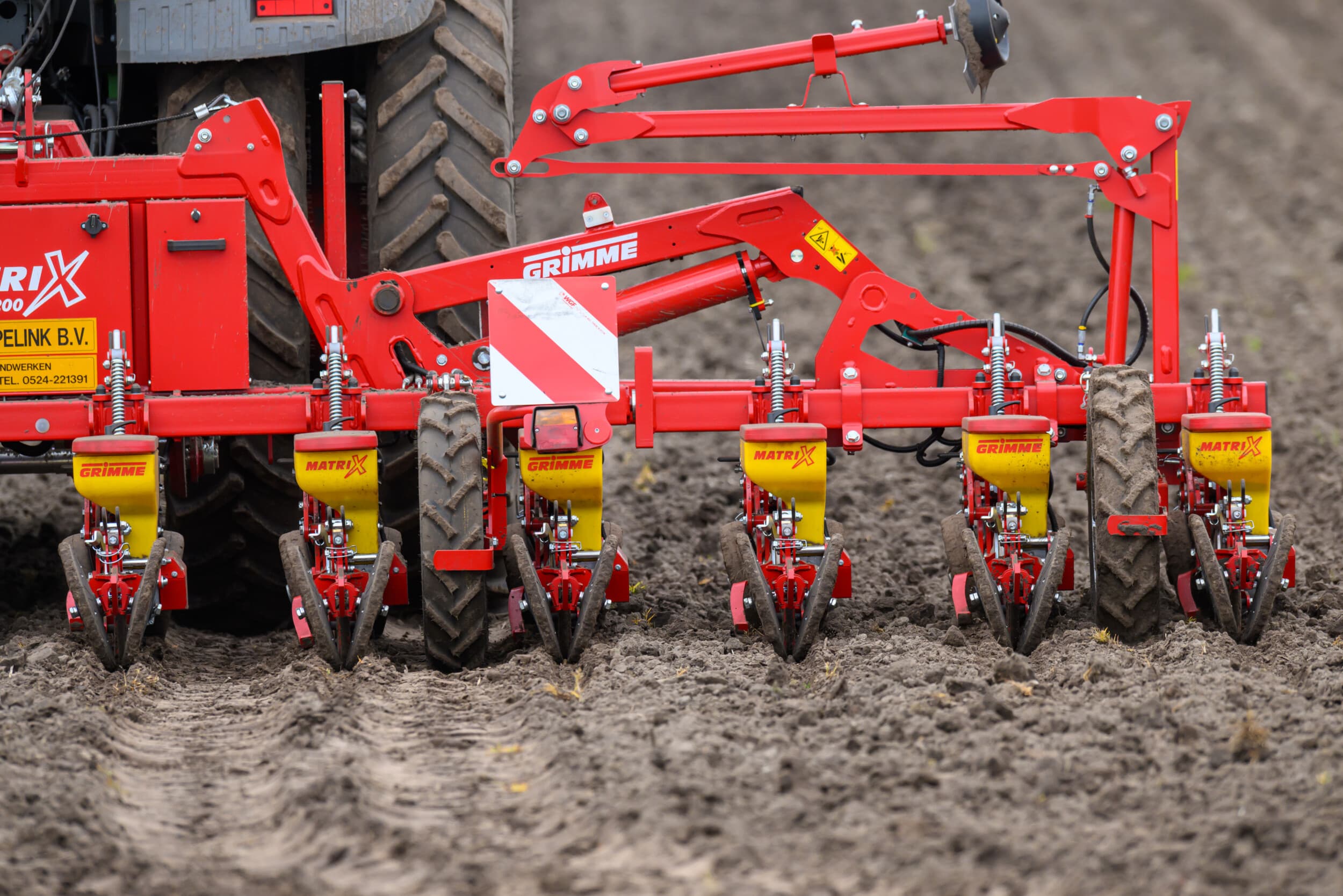 Voorjaar op het land en nieuwe keuzes op het erf. Kosten stijgen, prijzen dalen. Dit jaar draait om scherp sturen op kostprijs en kwaliteit. Foto: Frank Uijlenbroek