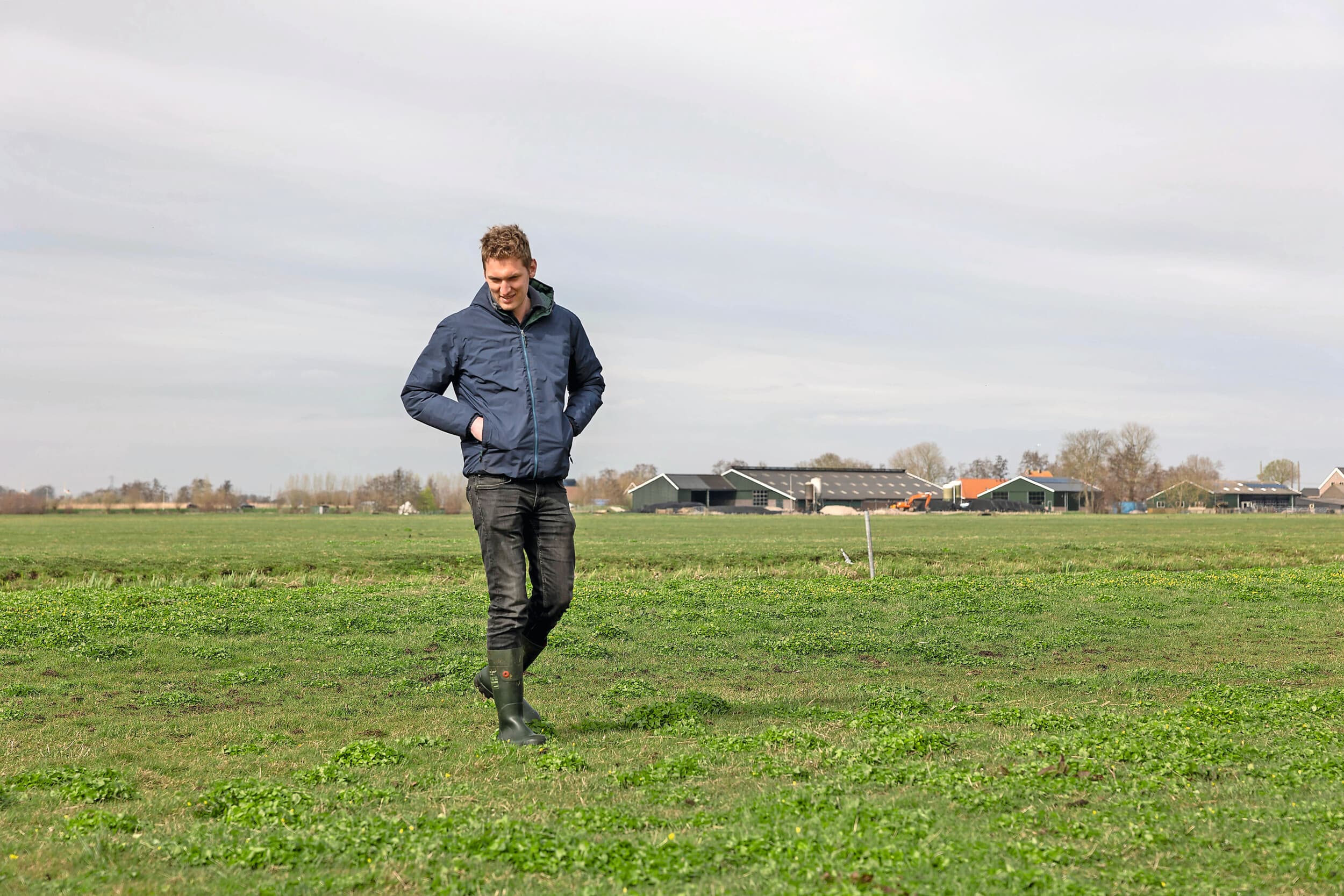 Melkveehouder Arjan Mulder uit Vlist (Z.-H.) zoekt achter de boerderij naar weidevogelnesten op het perceel waar hij extensief beweidt. Door te weiden met minder vee ontstaan er schuilmogelijkheden voor de kuikens, door verschil in grashoogte. Foto's: Herbert Wiggerman