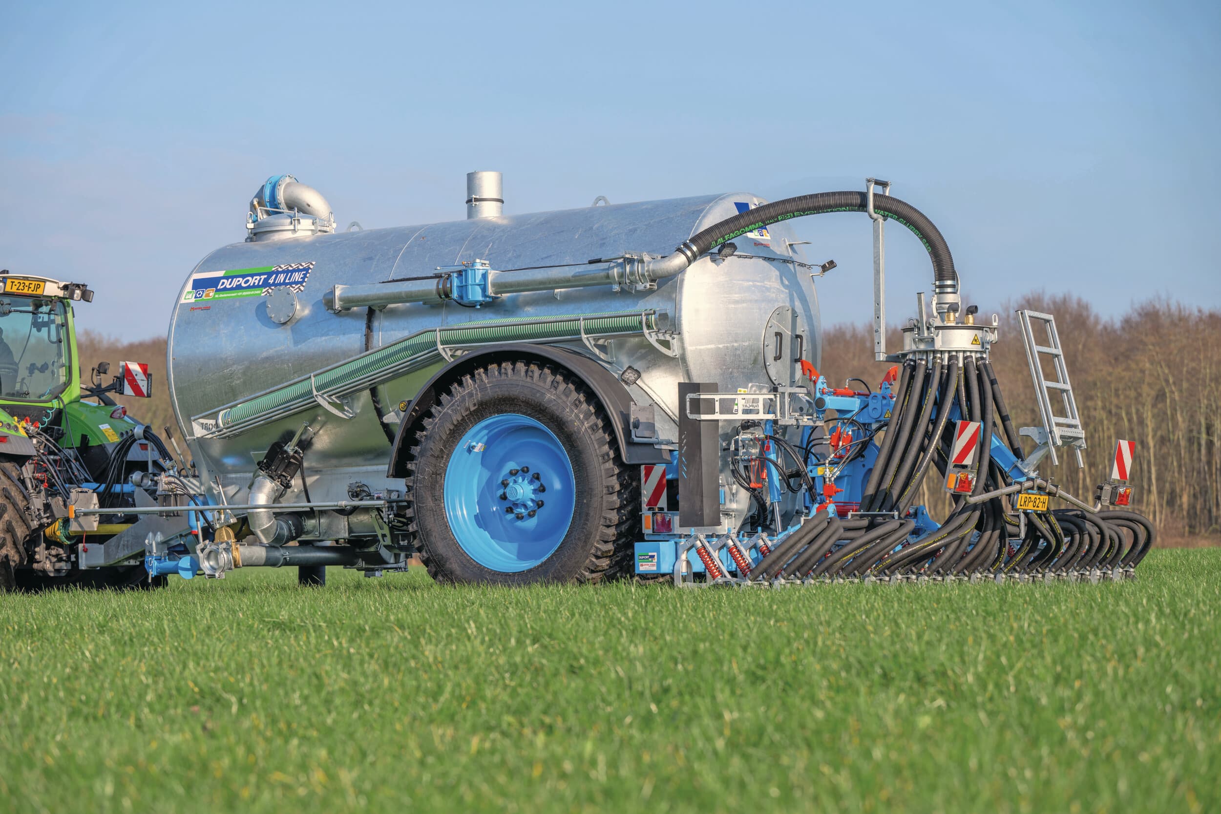 4 WIELEN: Duport toont een enkelas-mesttank, de PTW 12.000 4-inLine met de 6 meter brede All-Track DW6030 zodenbemester. De bemester weegt 1.490 kg en is vooral mechanisch en eenvoudig en daardoor minder storingsgevoelig. Foto: Duport