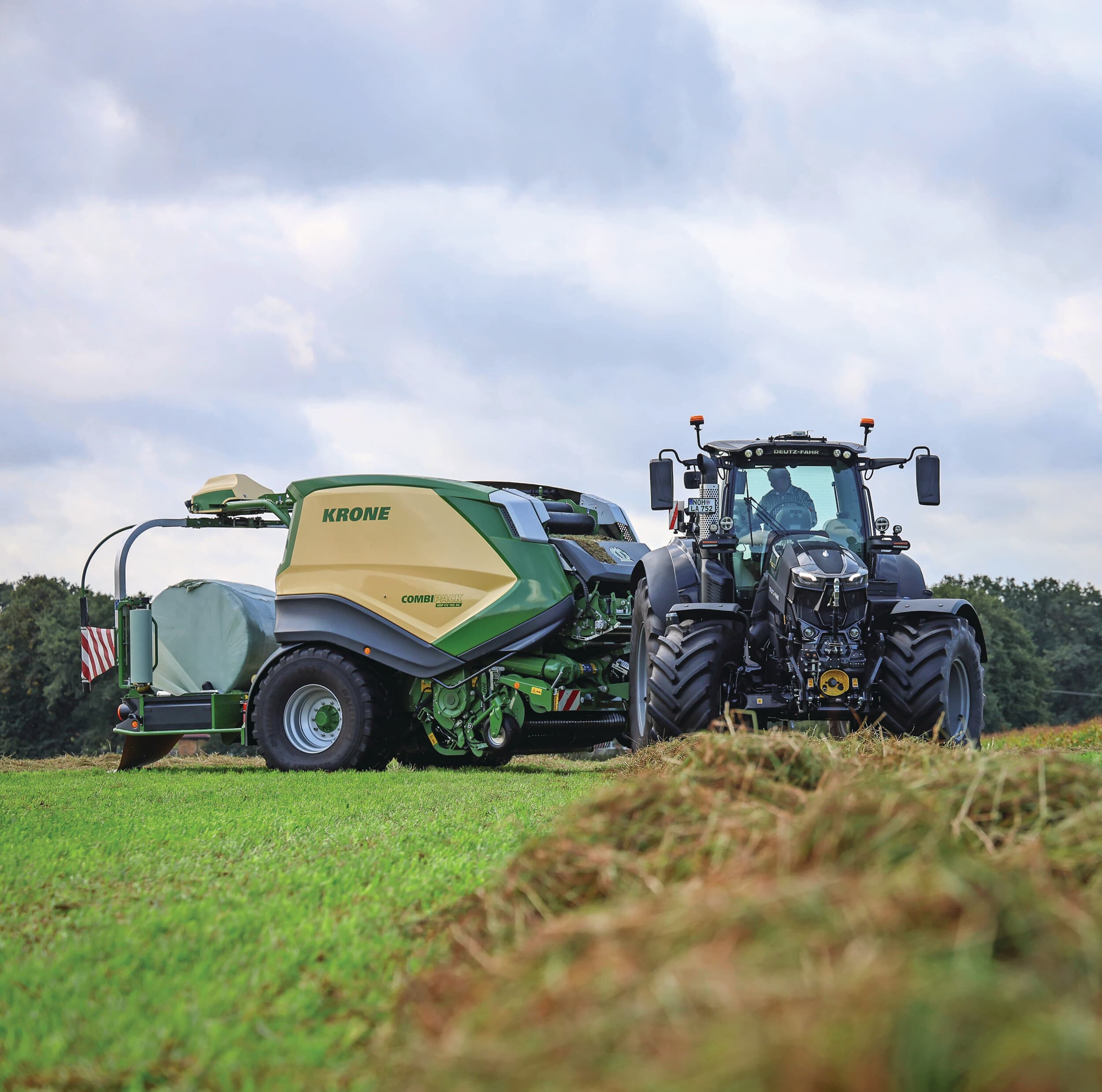 PERSVAST: Krone toont onder andere deze Combipack CV 165 XC HDP, een variabele perswikkelcombi die met 41 messen kort snijdt tot 27 millimeter. De aandrijving bestaat uit tandwielkasten en aandrijfassen, geen kettingen meer. Foto: Matthijs Verhagen