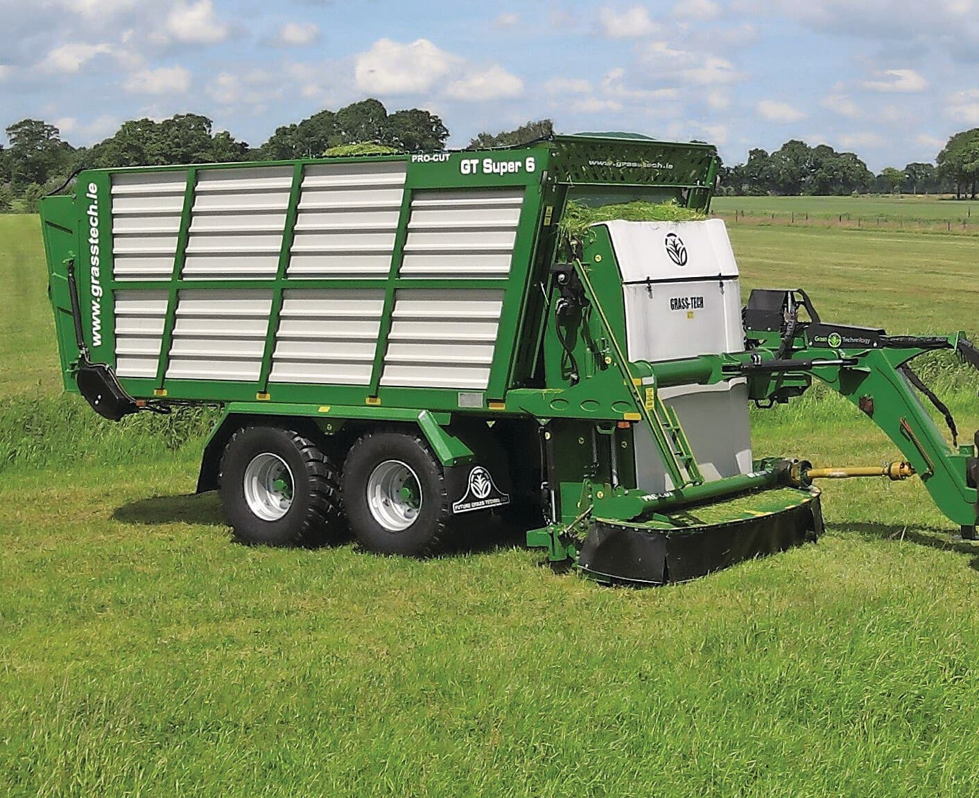 GRASVEILIG: Op de Grasdag is de Grass Technology Super 6 Grazer te zien. Deze maait het gras en laadt het direct in de wagen door middel van een kettinginvoer met balken. Deze machine wordt geleverd door Van Laar Techniek. Foto: Van Laar