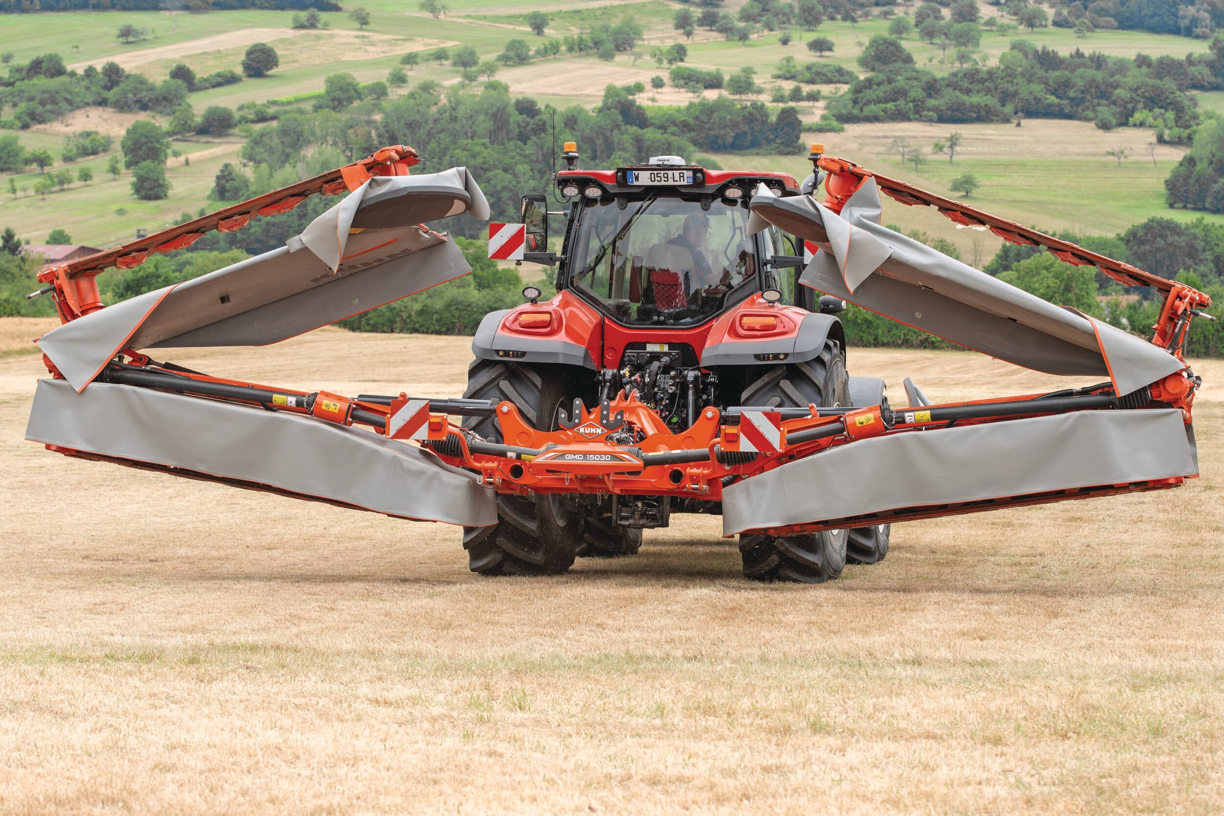 14,5 METER: Primeur: Reesink Agri showt de 14,5 meter brede Kuhn GMD 15030 triplemaaier. De machine heeft vier maaibalken van elk 3,1 meter breed, daar komt de 3,1 meter brede frontmaaier bij. Foto: Jacco van Erkelens