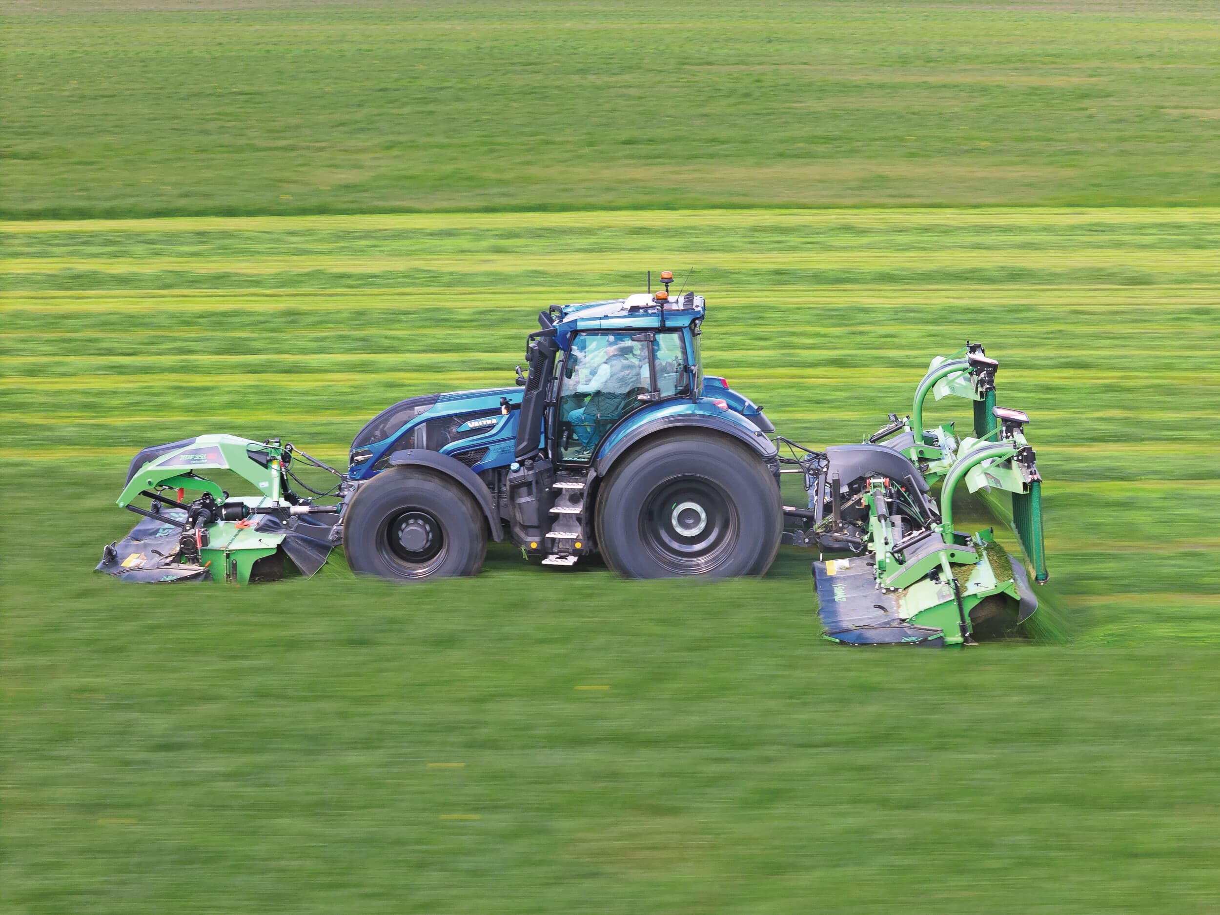 ISOBUS-MAAIER: Samsz toont de 9,4 meter brede KDD 941 STH triplemaaier met isobus-bediening waarmee je met één knop zowel de front- als de achtermaaiers bedient. Bijzonder: mét dwarsafvoerbandjes én semi-automatische vetsmering. Foto: Samasz