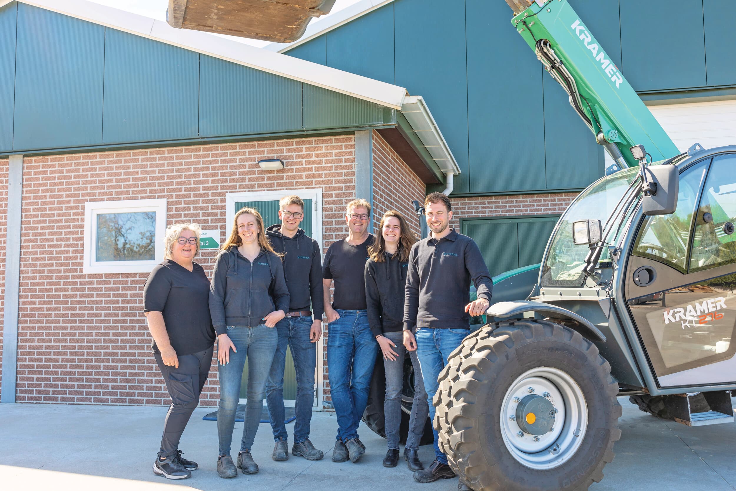 Wat arbeid betreft zitten de Jukema’s behoorlijk ruim in hun jasje. V.l.n.r.: Carla, Elisabeth, Ane Jan, Freek en Nynke Jukema en Adri. Foto’s: Mark Pasveer