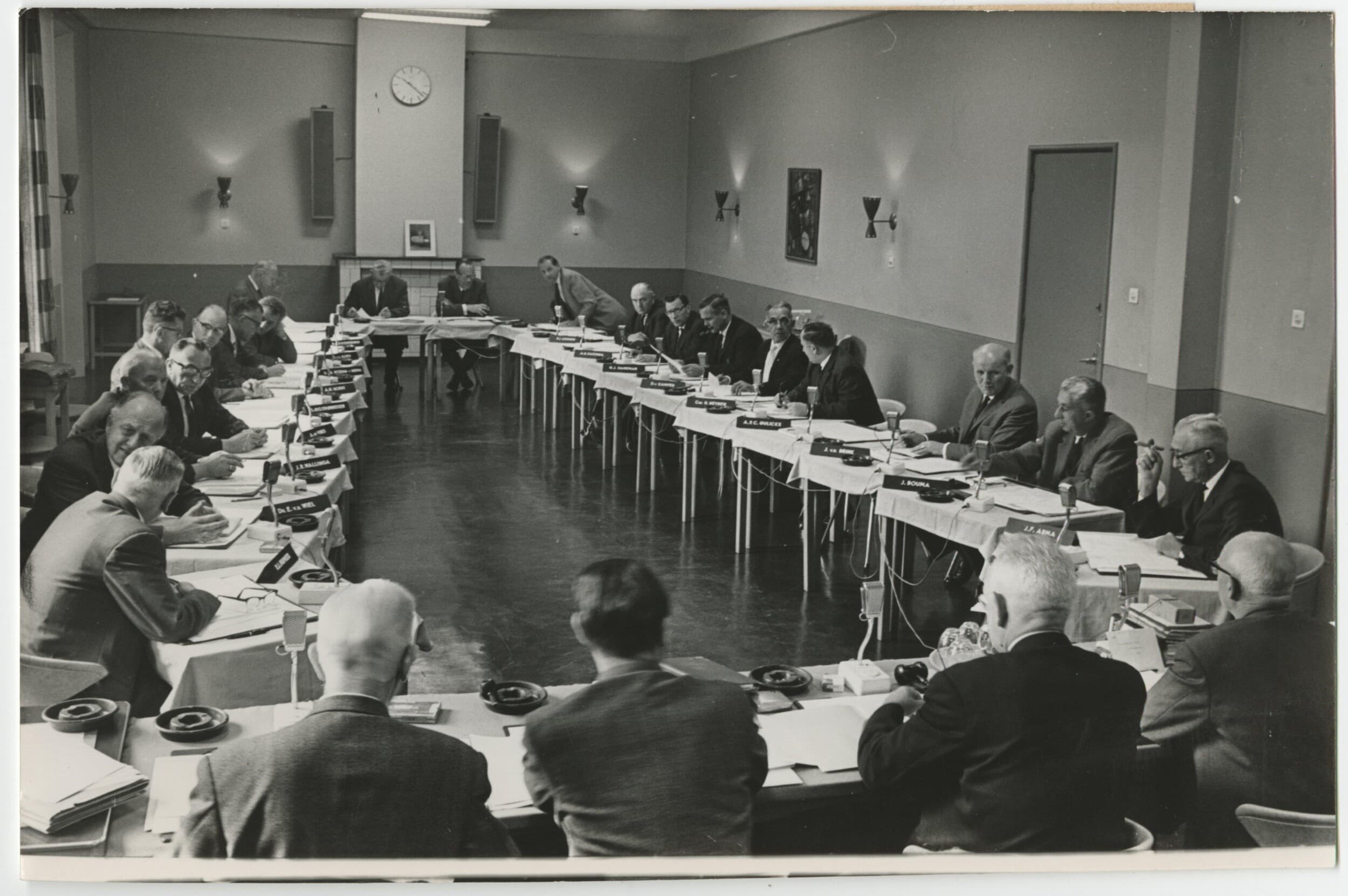 Aan de vergadertafels van de productschappen oude stijl zaten werkgevers en werknemers uit de hele keten van specifieke agrarische sectoren. Ze fungeerden door steeds meer ‘medebewindstaken’ als een soort schaduw-overheid. Foto: ANP