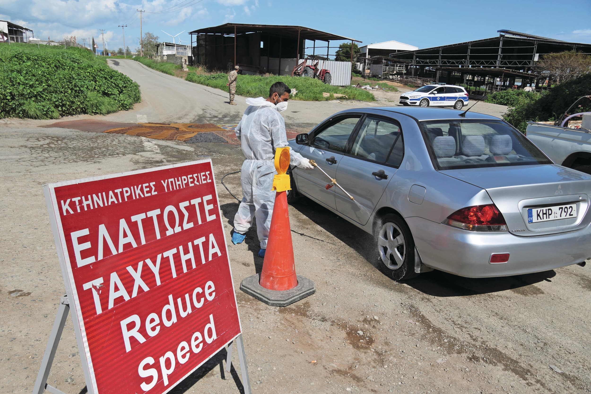 Een auto wordt ontsmet na de ontdekking van MKZ op Cyprus. De ziekte treft ook de varkenssector op het eiland. Foto: ANP