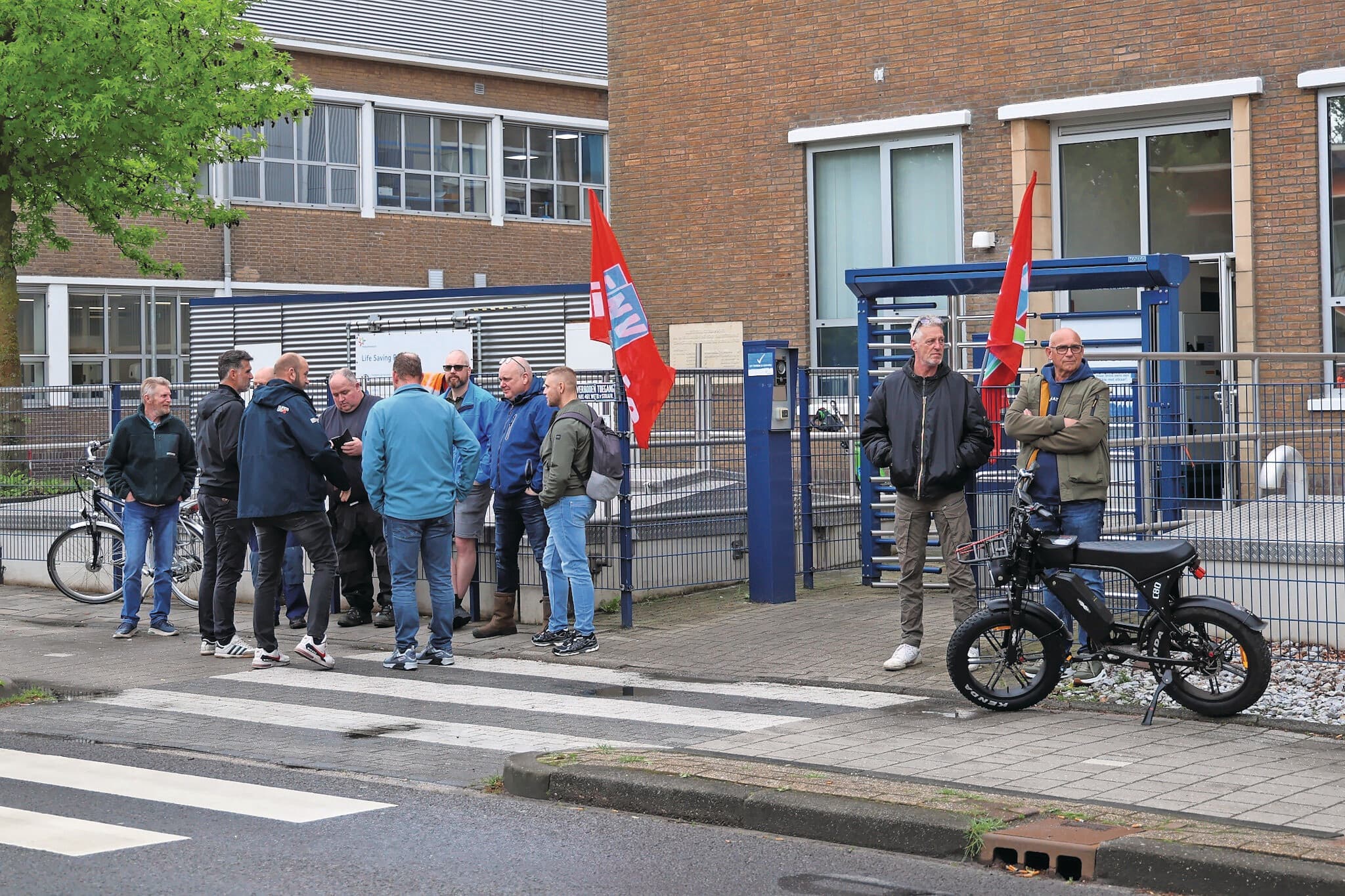Poortactie bij FrieslandCampina in Beilen, afgelopen woensdag. De dreiging van een landelijke zuivelstaking, volgende week, wordt steeds reëler. Foto: ANP
