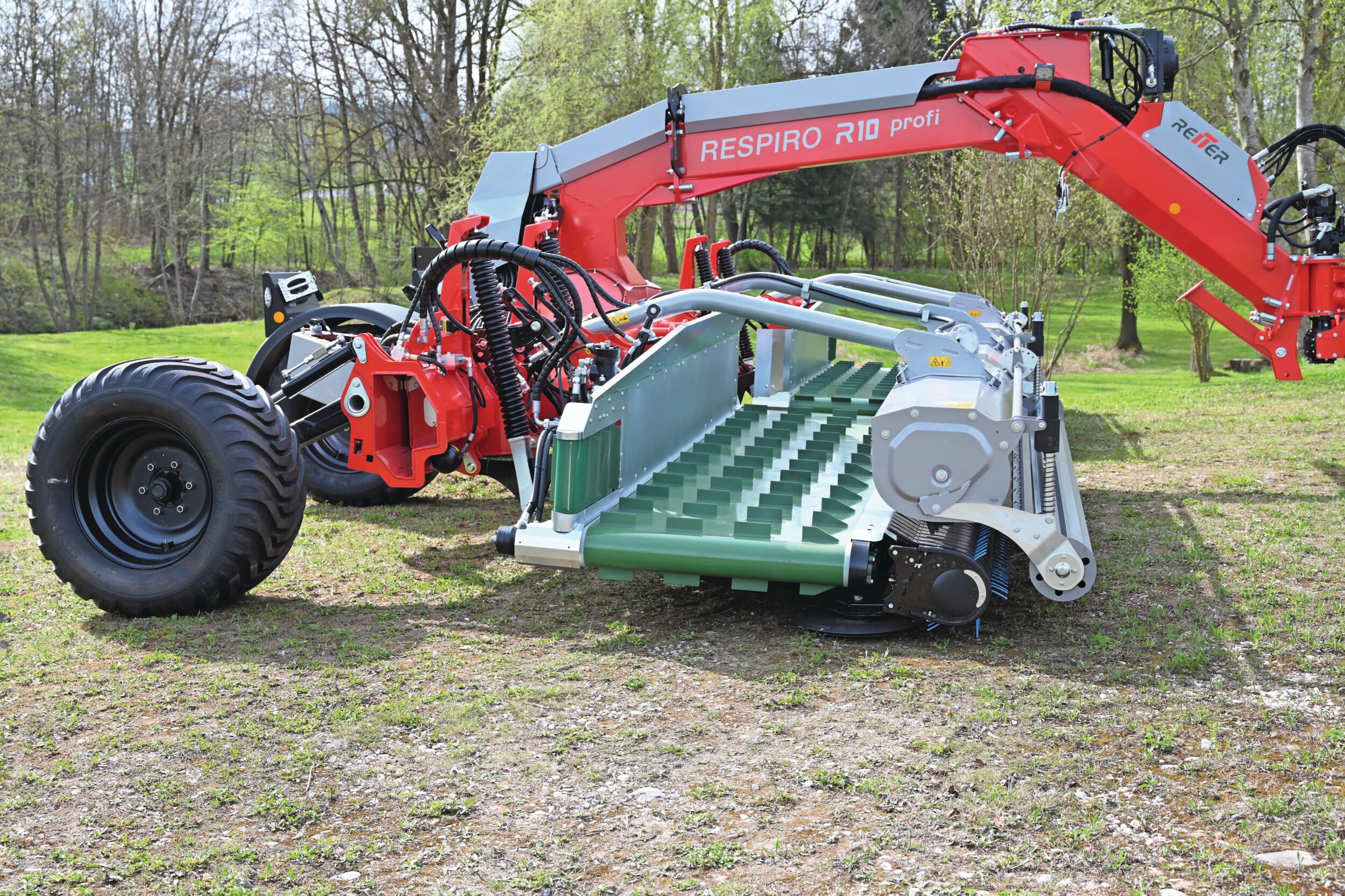 De R10-bandhark van de Oostenrijkse machinefabrikant Reiter is volledig Isobus-gestuurd. De hark beschikt over een pick-up die 12,5 cm kan doorbuigen om beter bodemvolgend te zijn. Foto: WVS