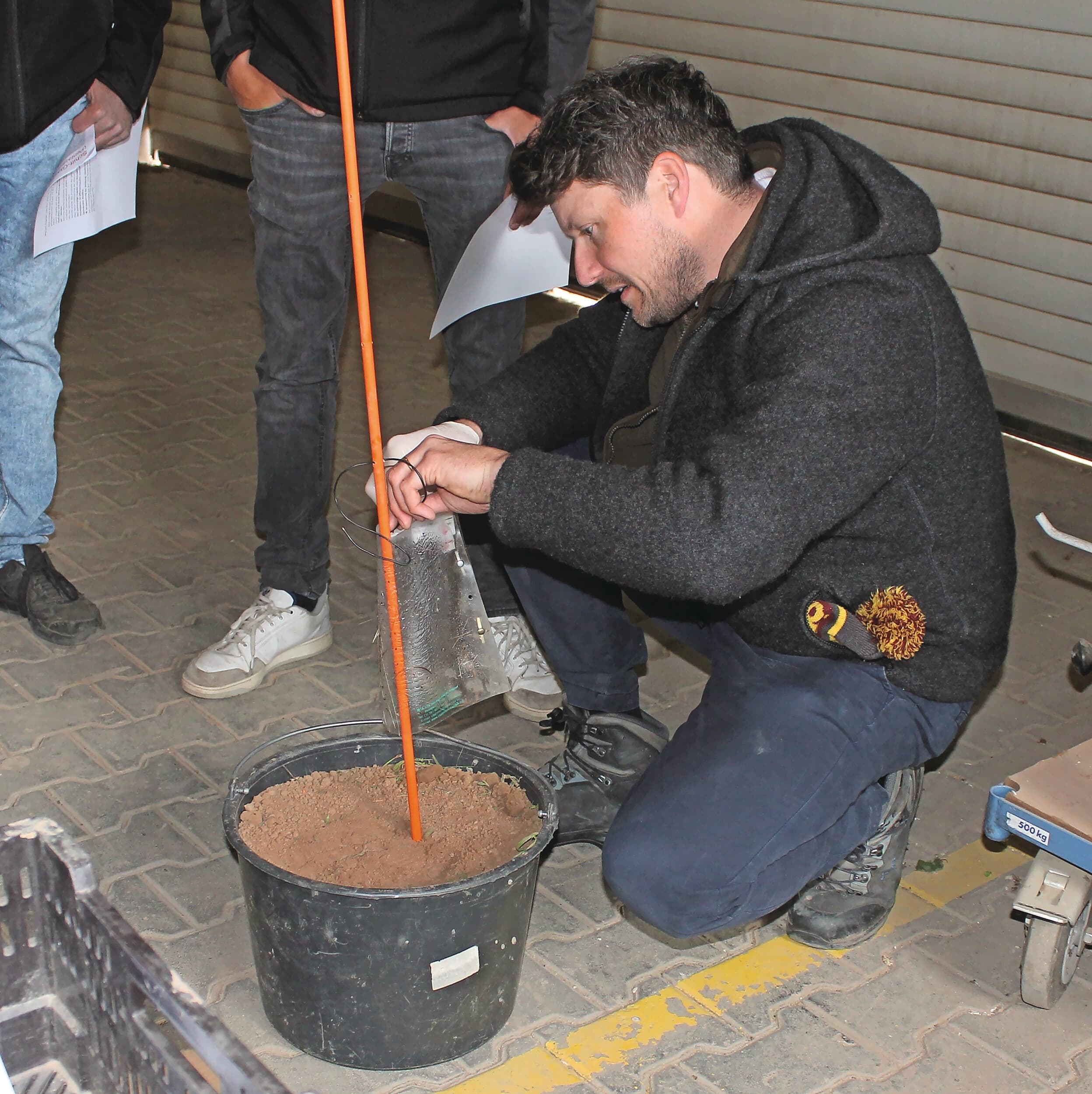 Een demonstratie van het ophangen van een kleefval voor insecten, waarmee telers glasvleugelcicaden in suikerbieten- of aardappelpercelen kunnen vangen. Met het ophangen en inspecteren van kleefvallen krijgen telers meer zicht op de infectiedruk van cicaden en kunnen zij hierop ingrijpen. Het IRS gebruikt dit jaar ook kleefvallen op 100 locaties in Nederland voor de monitoring van glasvleugelcicaden. Foto: Janet Beekman