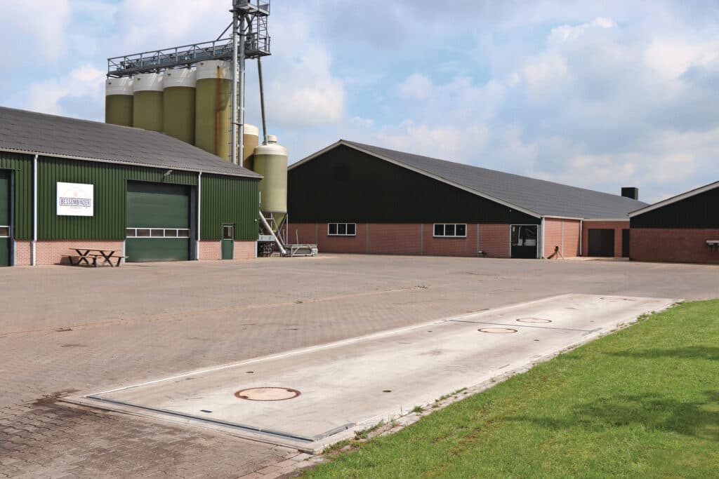 Landbouwbedrijf Bessembinder BV heeft op twee locaties in totaal 11.100 vleesvarkensplaatsen. Al het voer mengen ze zelf met behulp van een CDI gestuurde droogvoerinstallatie met voerweger en -menger. Op de locatie in Wierden wordt wei bijgevoerd. Alle grondstoffen voor het mengvoer kunnen ze zelf opslaan. Naast vleesvarkens heet het landbouwbedrijf nog 35 hectare akkerbouw.