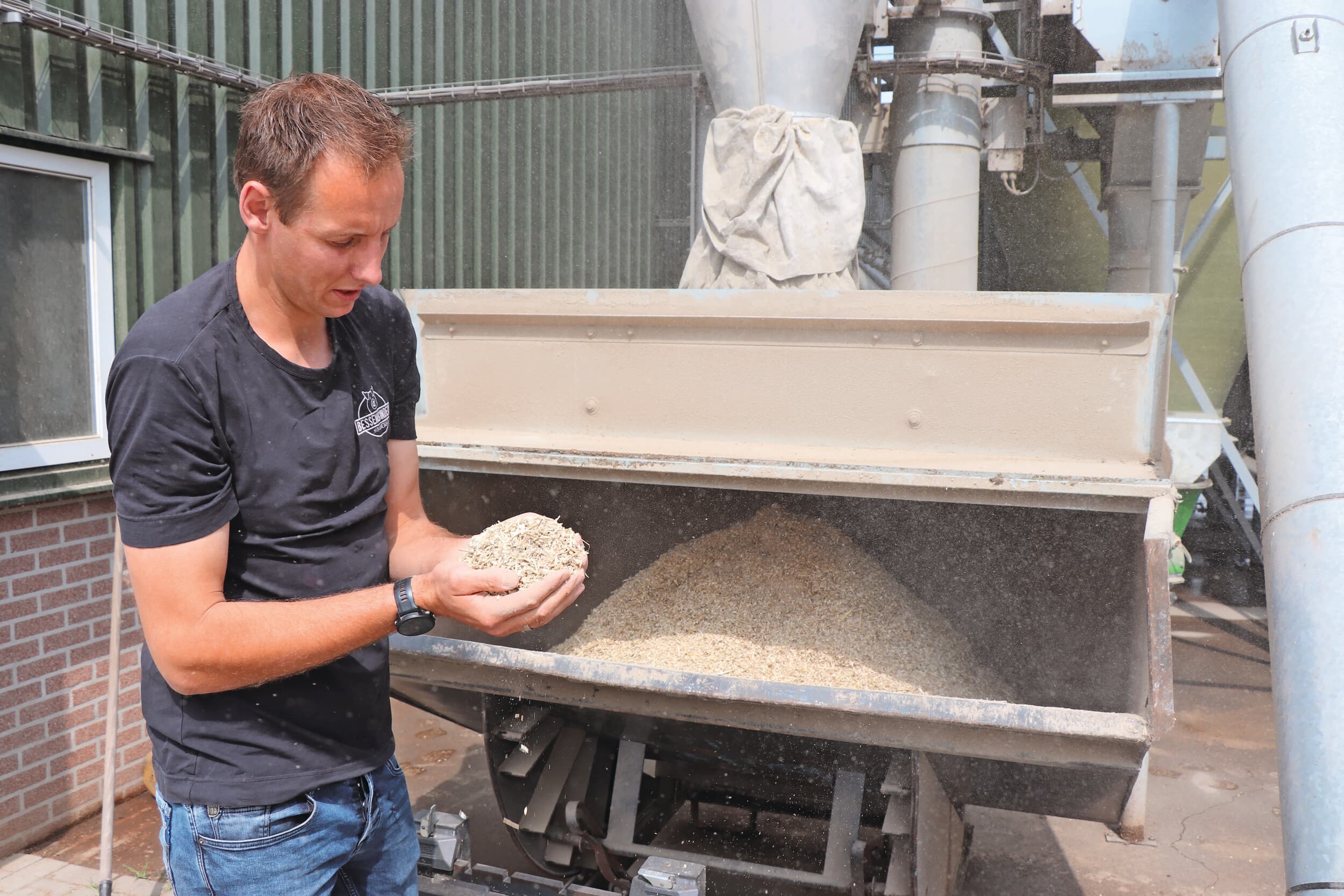 Het voer wordt relatief fijn gemalen. Redenen om dit te doen zijn een efficiënte benutting van het voer. Er worden structuurrijke grondstoffen toegevoegd voor een gezonde maag en darmen. Foto’s: Dick van Doorn
