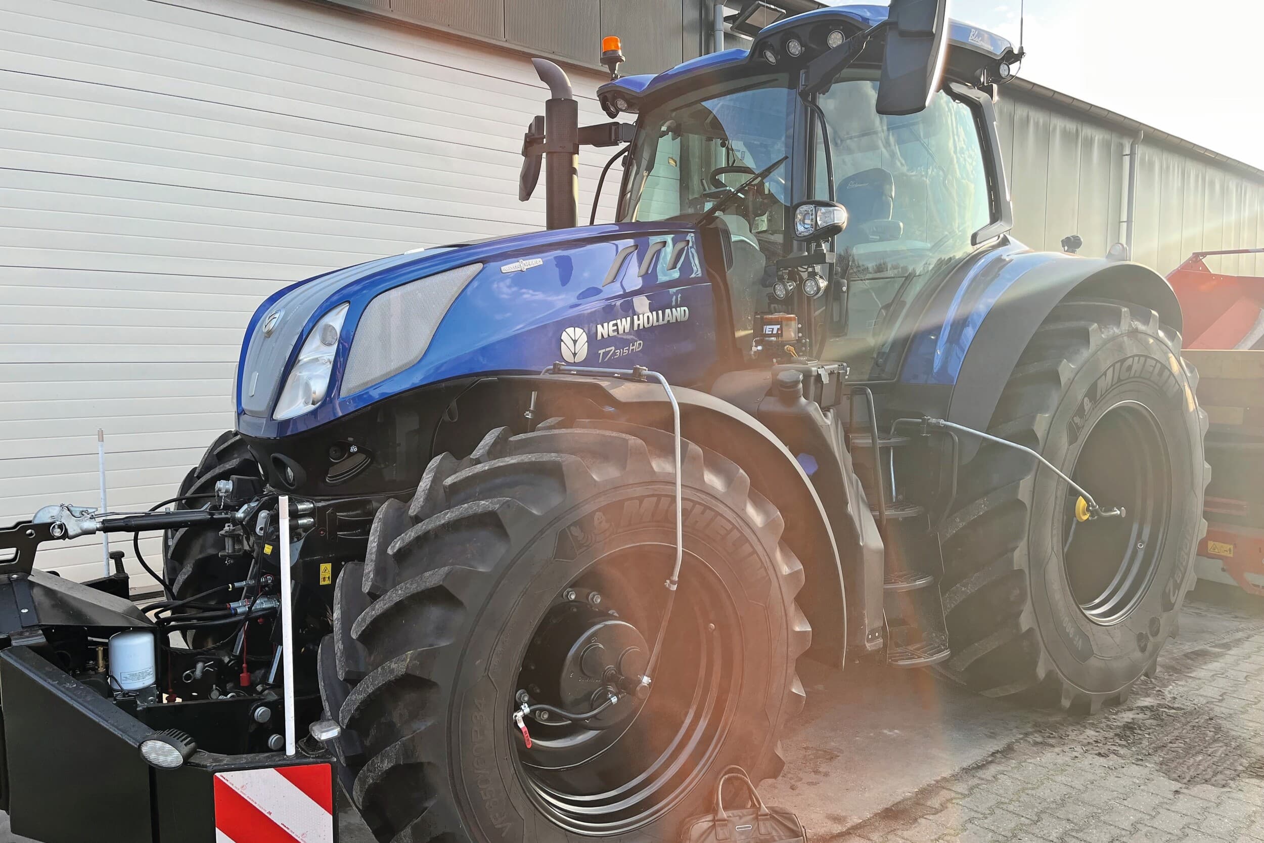 De New Holland op de foto is de eerste trekker waarop de autonome retrofitkit van Nivavi is geïnstalleerd. Op de Akkerbouwdag is er ook een trekker te zien met de autonome retrofitkit erop. De retrofitkit, genaamd Bart, is vanaf begin volgend jaar te koop. Foto’s: Nivavi