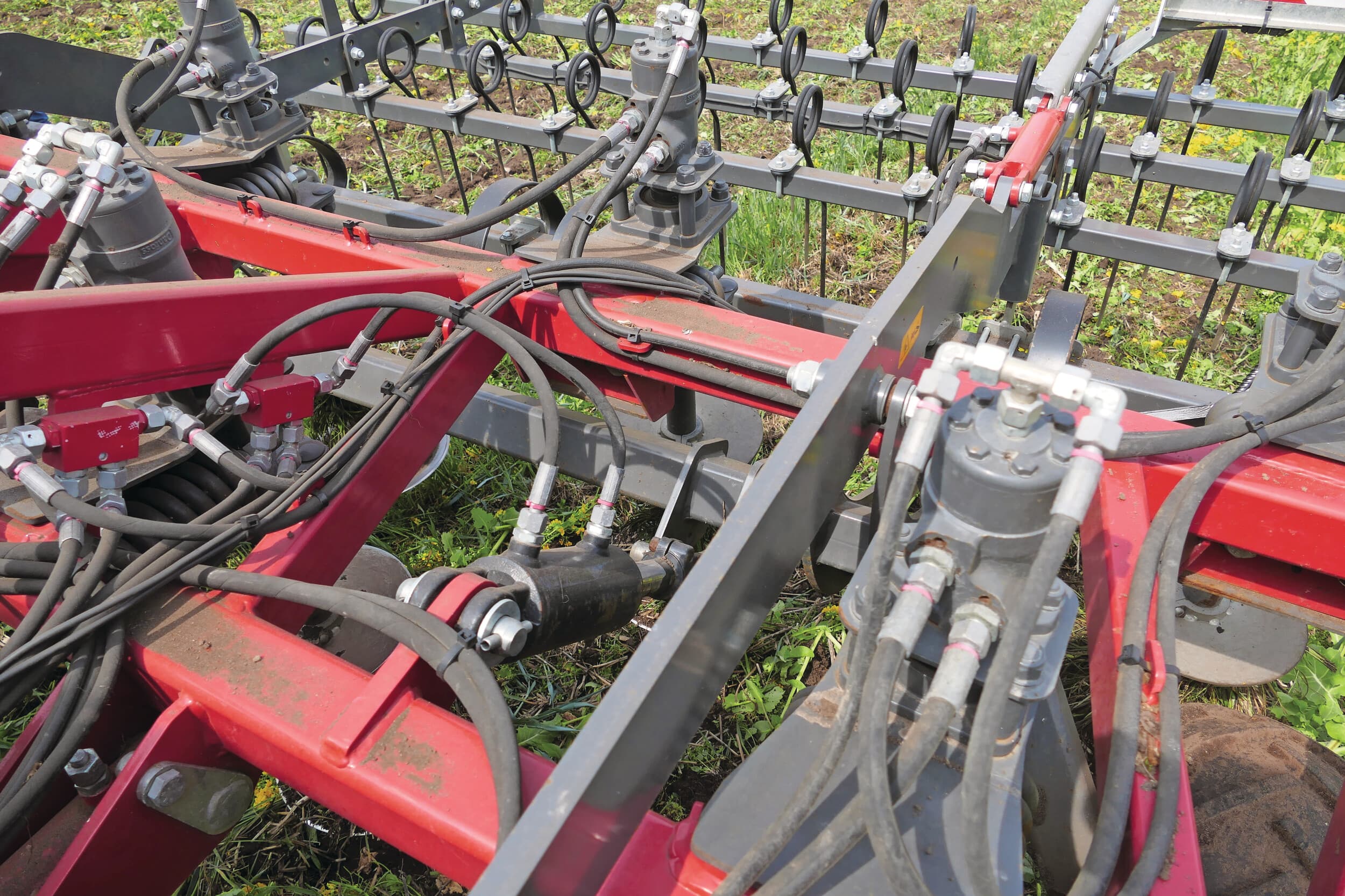 De werkdiepte wordt traploos hydraulisch ingesteld. Tevens is er een voorziening die voor een stabiele loop gewicht van de trekker hydraulisch naar het werktuig brengt.
