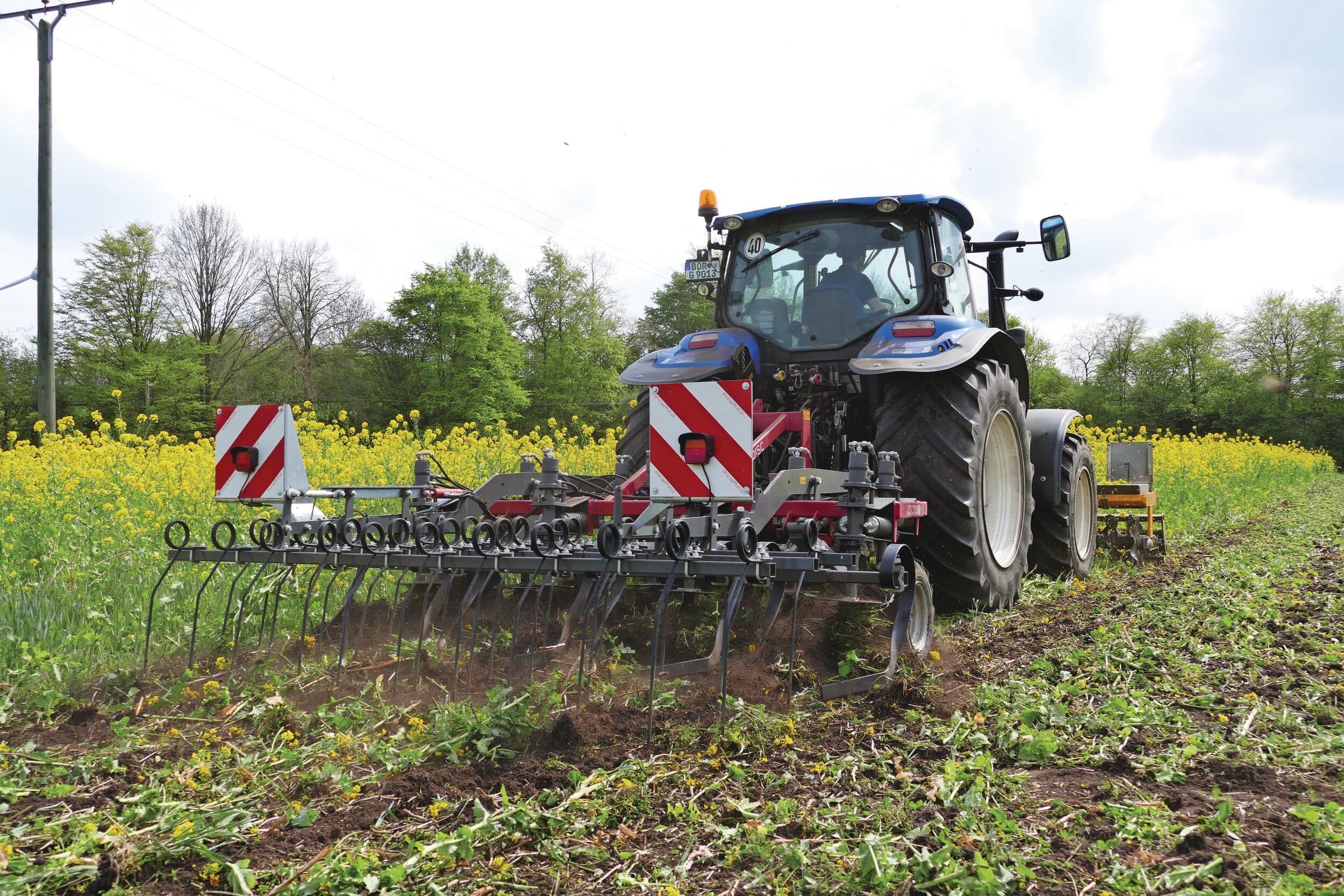 In combinatie met een snijrol in de fronthef kan de ActiCut ook een meter lange rammenas de baas. Dat gaat mooi met 15 km/u. Foto's: Martin Smits