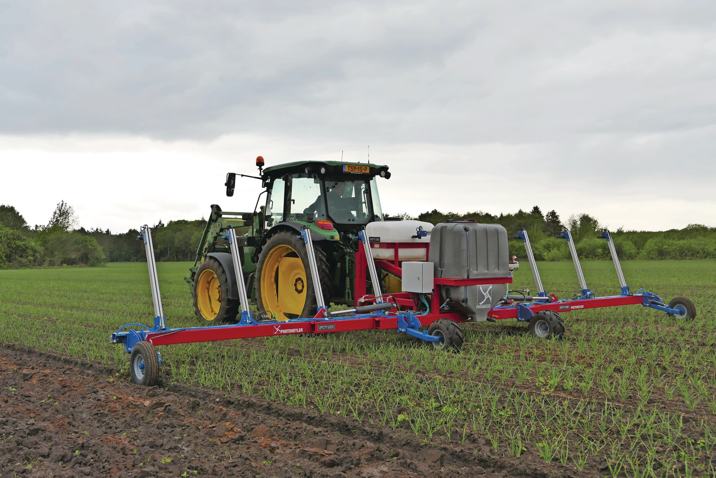 De eerste praktijkrijpe spotsprayer van Photoheyler, de Spoty-spotsprayer, werd onlangs gedemonstreerd in een uienperceel in Geesbrug (Dr.). De machine heeft een werkbreedte van 9,30 meter. Foto: Martin Smits