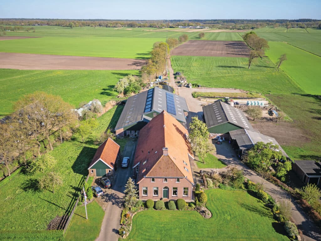 De boerderij ligt aan de rand van het dorp Ruinen (Dr.). Op het bedrijf is plaats voor 130 kruislingvaarzen.