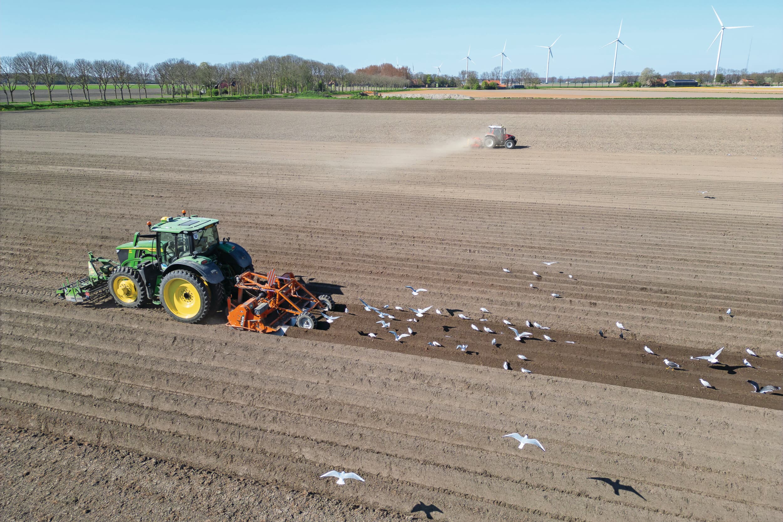 Voorjaarswerk. Op het boerenbedrijf lopen werk en privé dwars door elkaar heen. Foto: Koos Groenewold