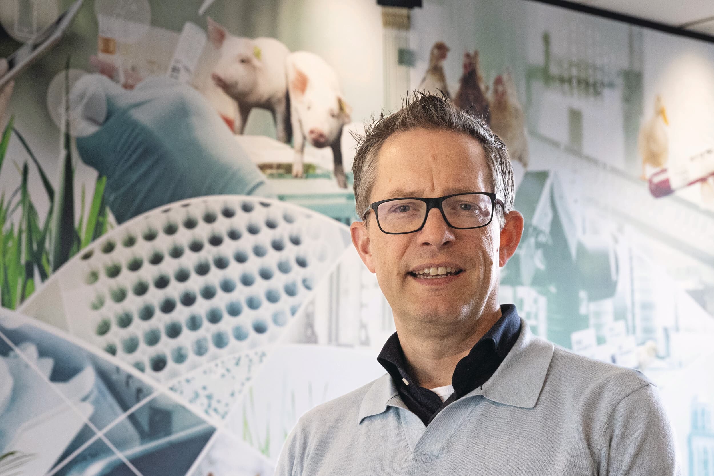 Tijs Tobias promoveerde op de verspreiding van de veroorzaker van de eenzijdige longontsteking bij varkens. Foto's: Ronald Hissink