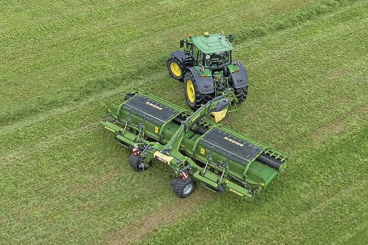 De Krone Swativo T 1040 Pro raapt het gras met maximaal 10,4 meter van de zode af. Bijzonder is het opraapsysteem, met een kunststof doorvoerrotor aan de onderzijde, achter de pick-ups. Foto’s: Krone