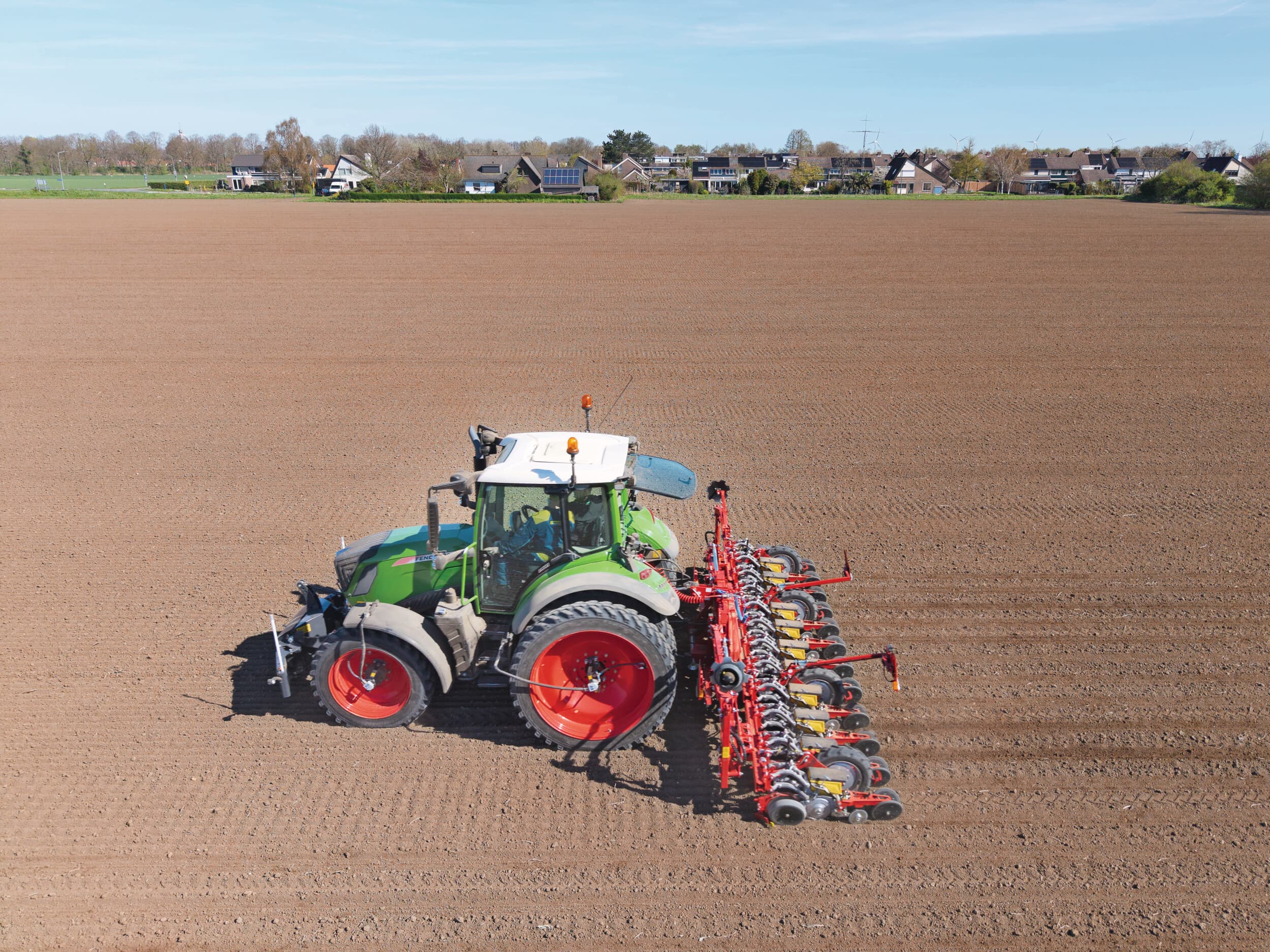 Voorjaarswerk april 2026. Akkerbouwer Kees Vrolijk zaait suikerbieten op een perceel in Willemstad. Het Nederlandse bietenareaal krimpt dit jaar naar 76.000 hectare, volgens Cosun Beet Company. Foto: Peter Roek