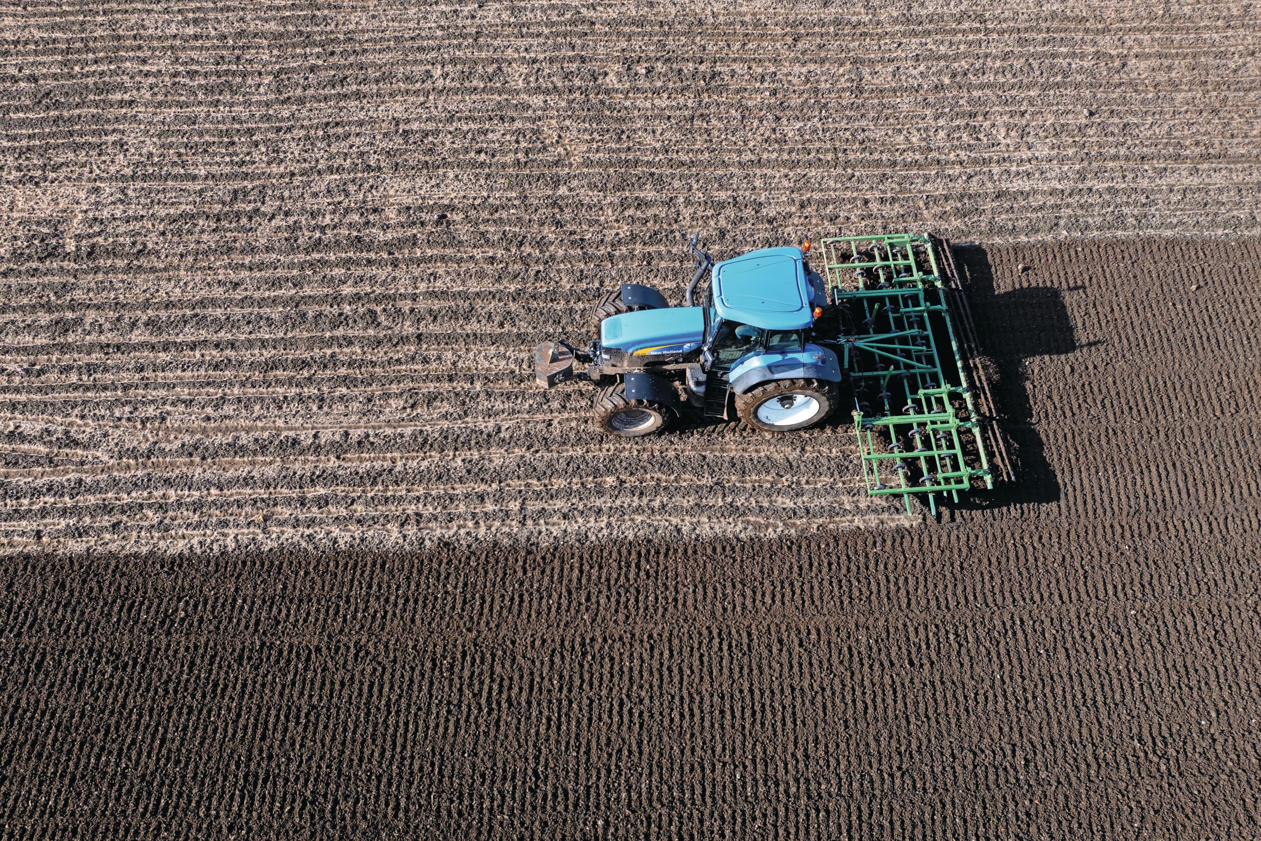 Hoge brandstofprijzen door geopolitieke spanningen drijven de kosten op voor werkzaamheden op het land. Foto: Jan Willem van Vliet