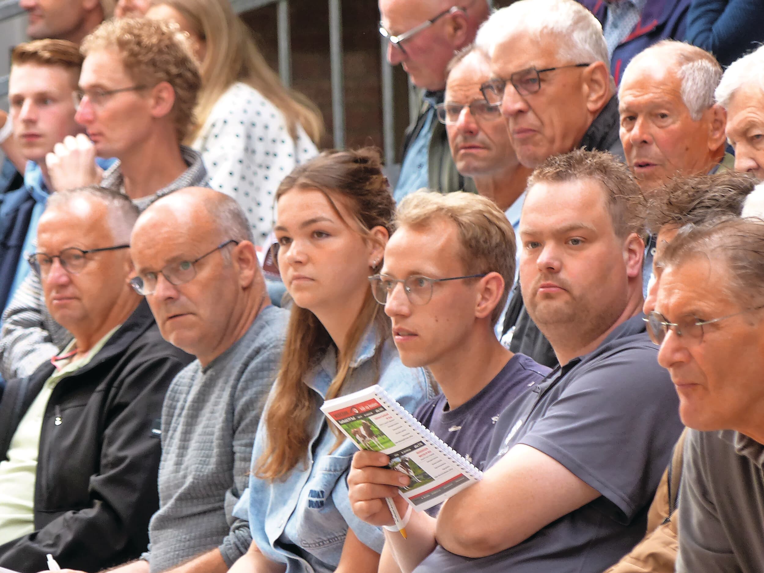 Het publiek had iets te kiezen, want er was de nodige variatie. Van verse vaarzen die hun eerste liters net hebben gegeven tot oude koeien met een levensproductie van 120.000 kilo melk. Van zware en massale dieren tot fijn en tenger gebouwde koeien.