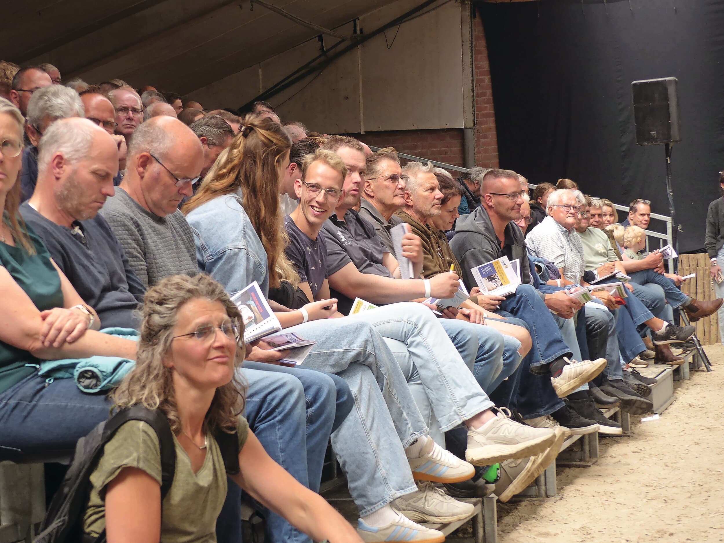 Later op de morgen waren de tribunes geheel gevuld met fokkerijliefhebbers. De uitstekende organisatie en de kwaliteit van het roodbonte vee verdienen eigenlijk nog meer belangstelling. Gemoedelijk en gezellig blijken al decennia samen te gaan met de roodbontfokkerij.