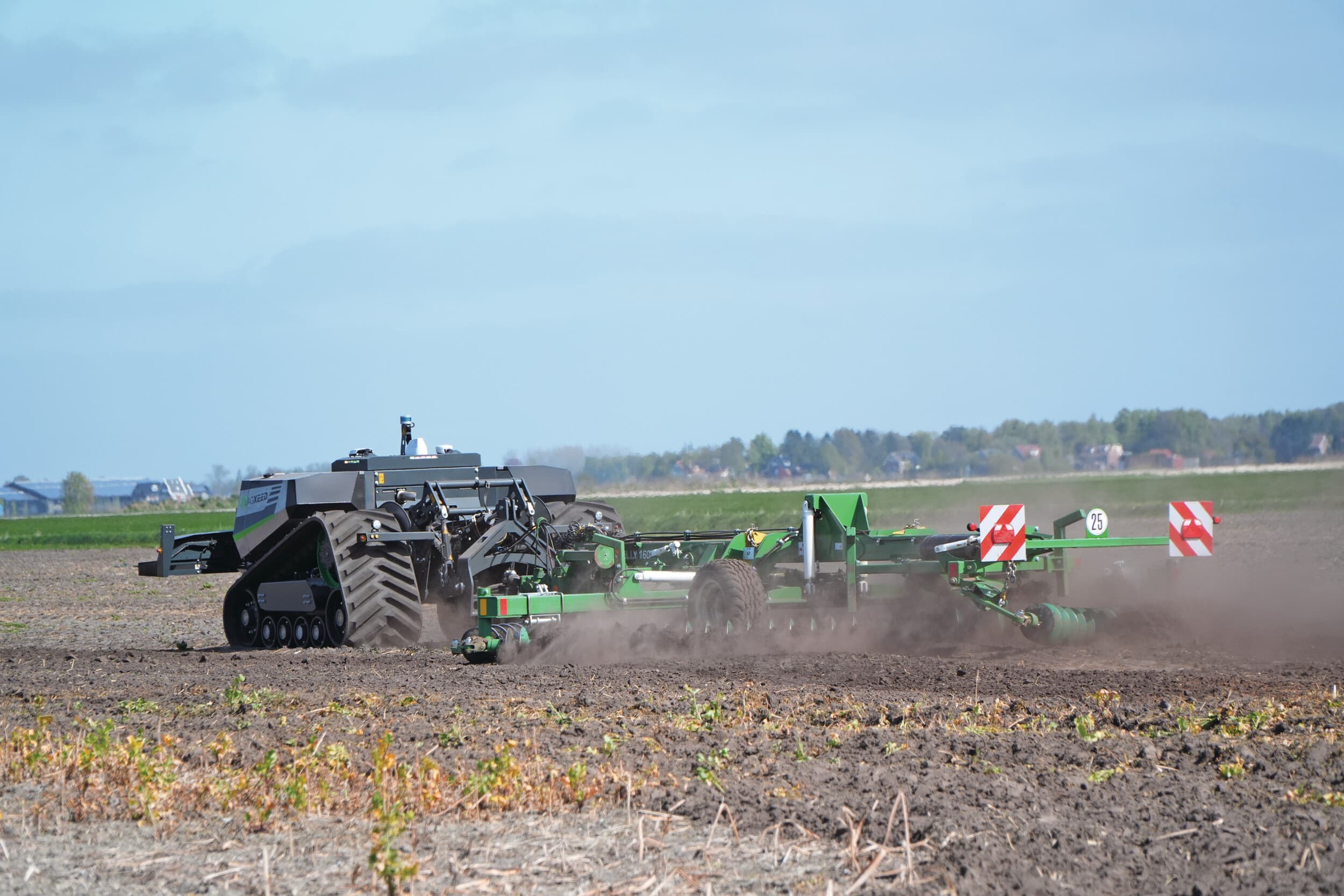 Het Australische Kelly introduceert een 5 meter brede kettingeg voor de Europese markt. De machine heeft vier kettingen waaraan de schijven van de eg vastzitten. Foto’s: Lucas van de Weijer