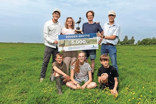 V.l.n.r.: Stijn van ’t Klooster (Vogelbescherming), Ebelien en Durk Breeuwsma, Ralph Smits (Vogelbescherming) en kinderen Taije, Teske en Jente Breeuwsma. Foto: Fred van Diem.
