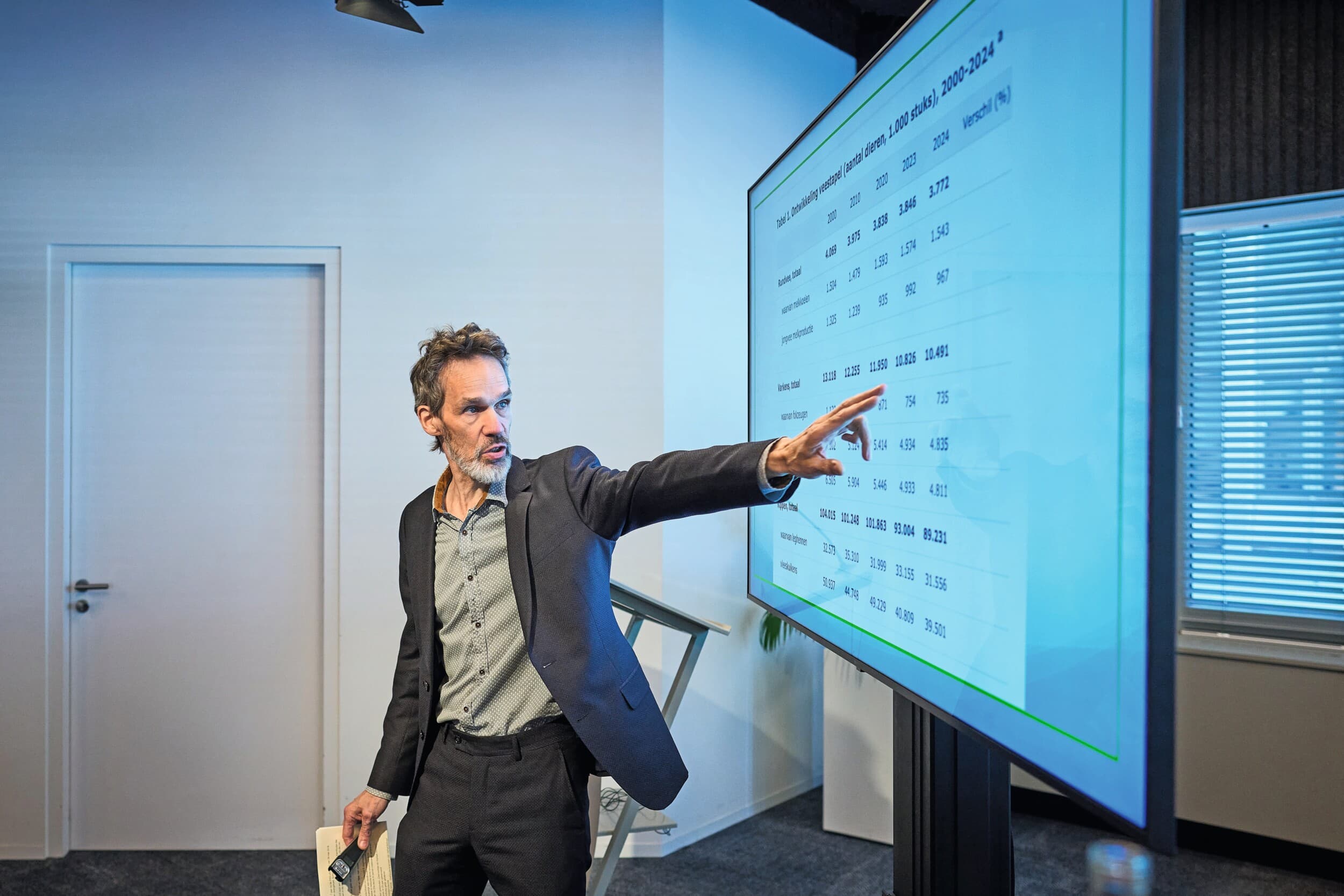 Jurist Valentijn Wösten tijdens de presentatie van het onderzoek over de handel in dier- en fosfaatrechten in Nieuwspoort in Den Haag. Foto: ANP