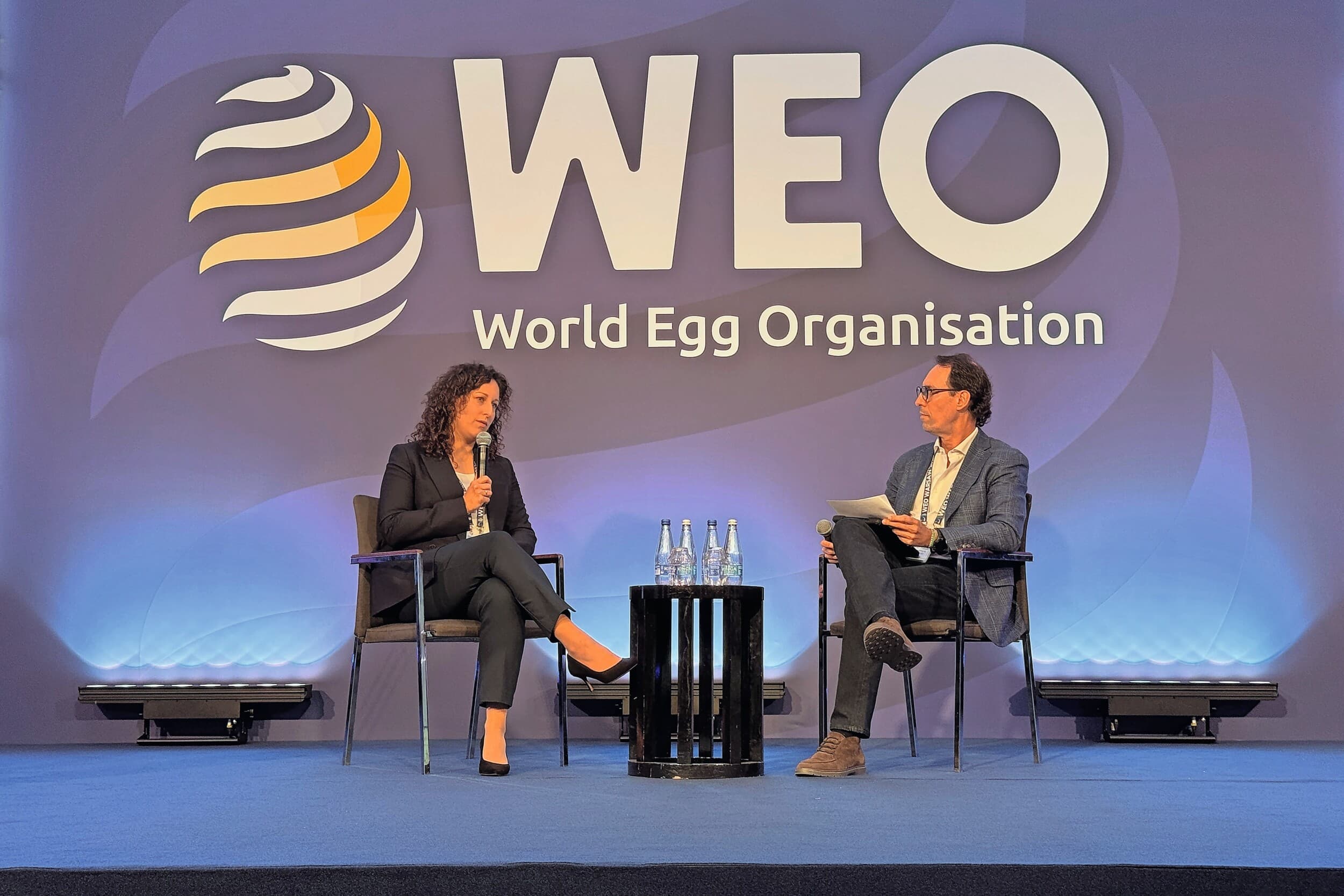 Magdalena Kowalewska, analist voor de voedsel- en landbouwsector bij BNP Paribas Bank Polska, spreekt met voorzitter Juan Felipe Montoya van de World Egg Organisation tijdens de openingssessie van de WEO Business Conference in Warschau. Foto: Melanie Epp