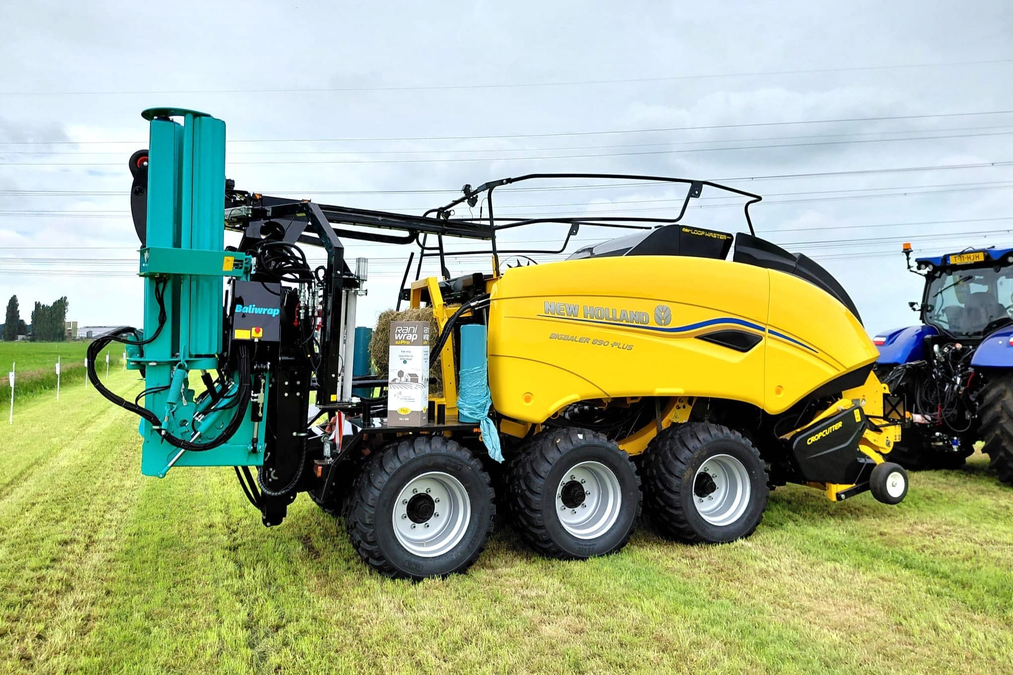 Baliwrap toont op Grasdag een vernieuwde perswikkelcombinatie met New Holland BigBaler 890 Plus en aangepaste bediening. Foto: Matthijs Verhagen