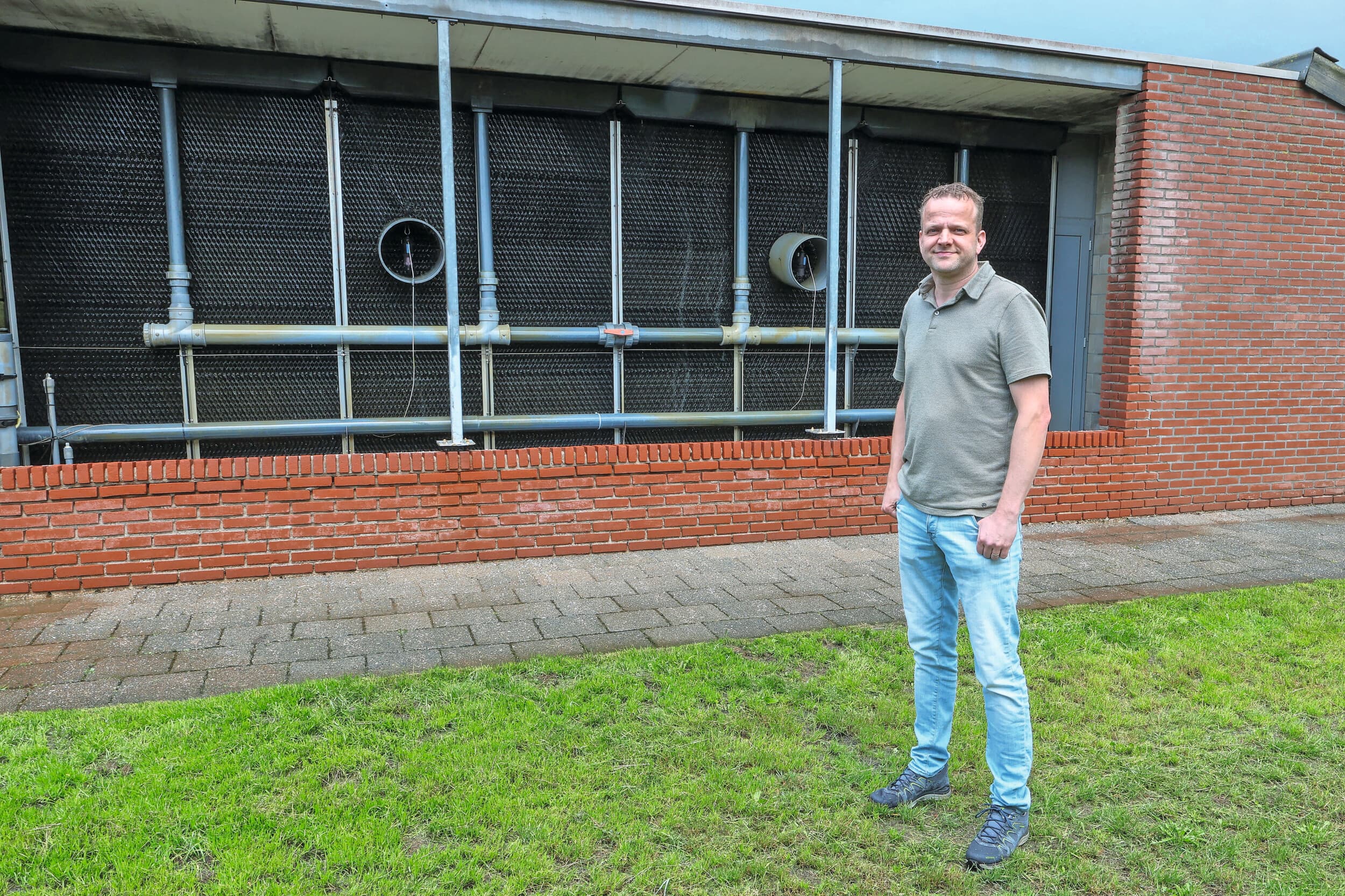 Vleeskuikenhouder Eric van Zeeland in het Brabantse Gemert werkt sinds 2004 met biologische luchtwassers op zijn bedrijf. Hij is een pionier op het gebied van emissiearme en energiezuinige stallen. Van Zeeland houdt 40.000 Beter Leven-kuikens (1 ster) in vier stallen. Foto’s: Bert Jansen