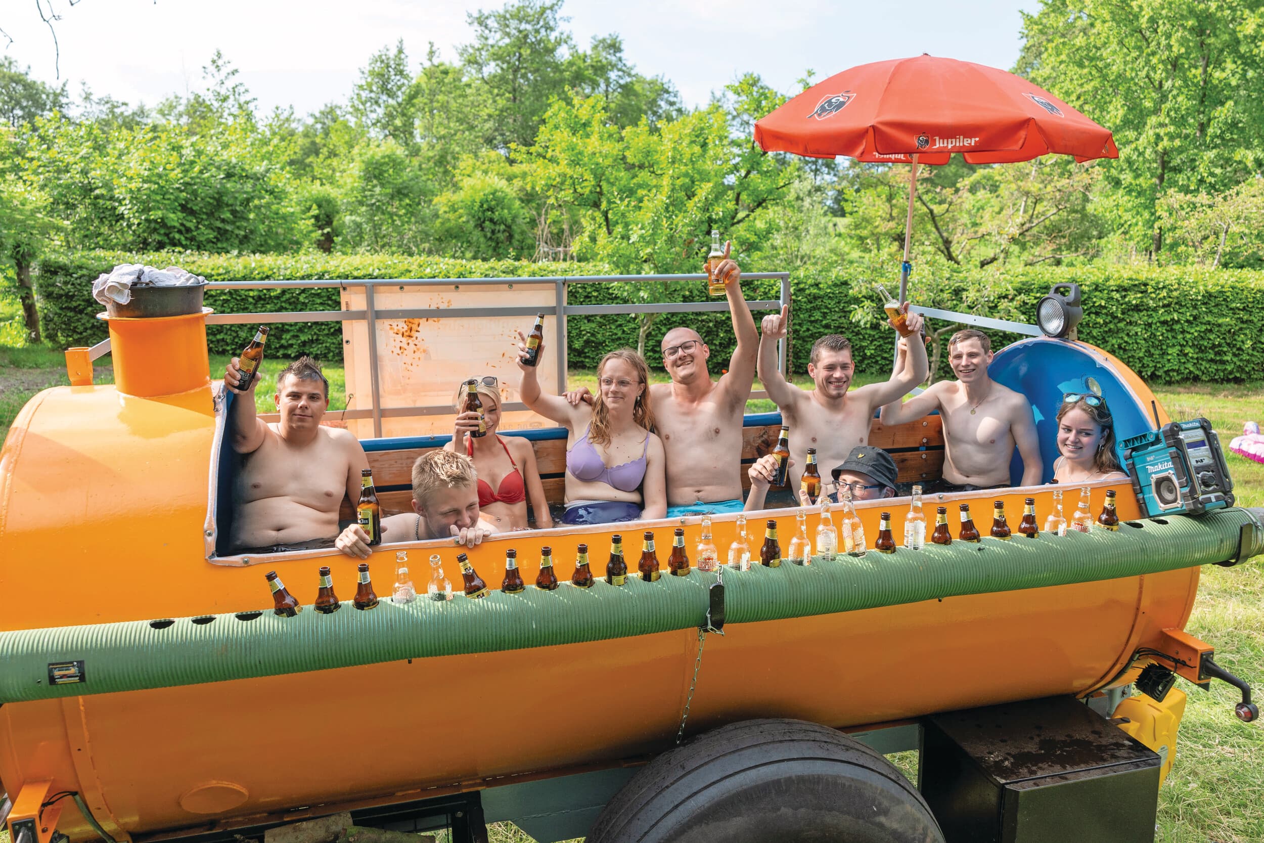 Als de tub niet verhuurd is, springen de vrienden er graag zelf in. Vlnr: Julian van Mispelaar, Joeke Spa, Ilona Homan, Suzanne Hut, Remco Meijer, Rick Olthoff, Jozef Elzinga, Icenius Bouma en Marije de Roos.