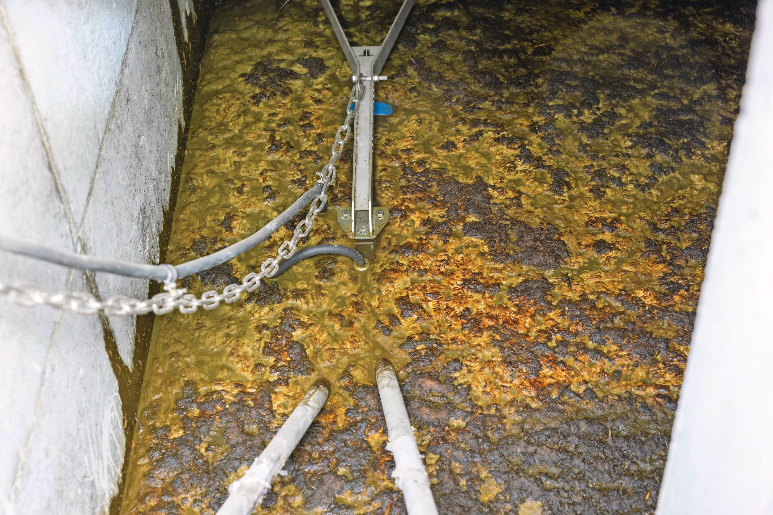 De mestkelder is uitgevoerd met een elektrische mixer. Door deze regelmatig aan te zetten is de mest homogener voor uitrijden of afvoeren.