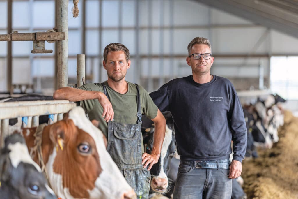 Arno (38) en Gerard (39) Helder runnen samen het melkveebedrijf. Arno werkt ook een aantal dagen buiten de deur.