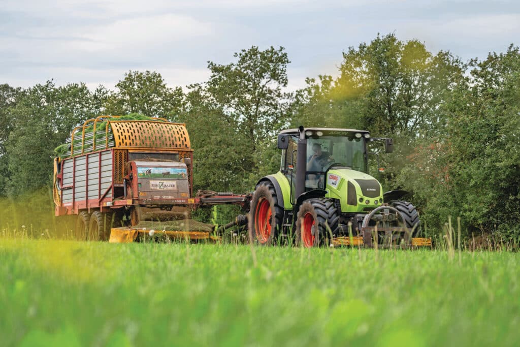 Grotere melkveehouders schaffen bijvoorbeeld zelf een opraapwagen aan, zodat ze de graswinning in eigen hand hebben. Ze moeten dan tijdens pieken wel voldoende eigen arbeid beschikbaar hebben. Foto: Andrea van Schaik