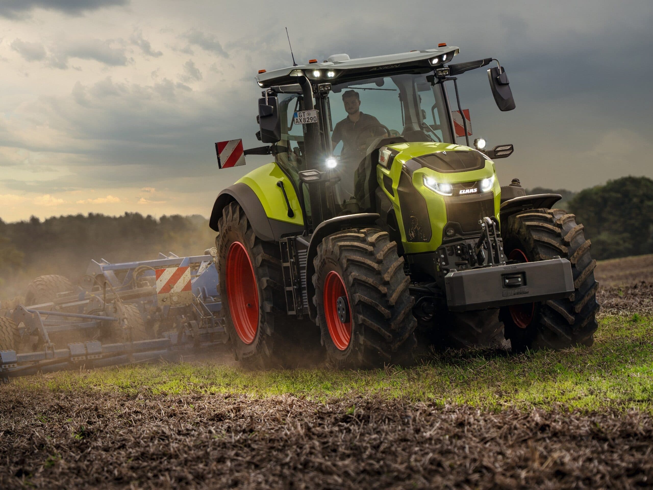 Dit is de nieuwe Claas 8-serie. De serie heeft het kenmerkende nieuwe Visor-design en bestaat uit drie modellen: de 8.240 (max. 264 pk), de 8.270 (max. 291 pk) en de 8.290 (max. 313 pk). Foto's: Claas